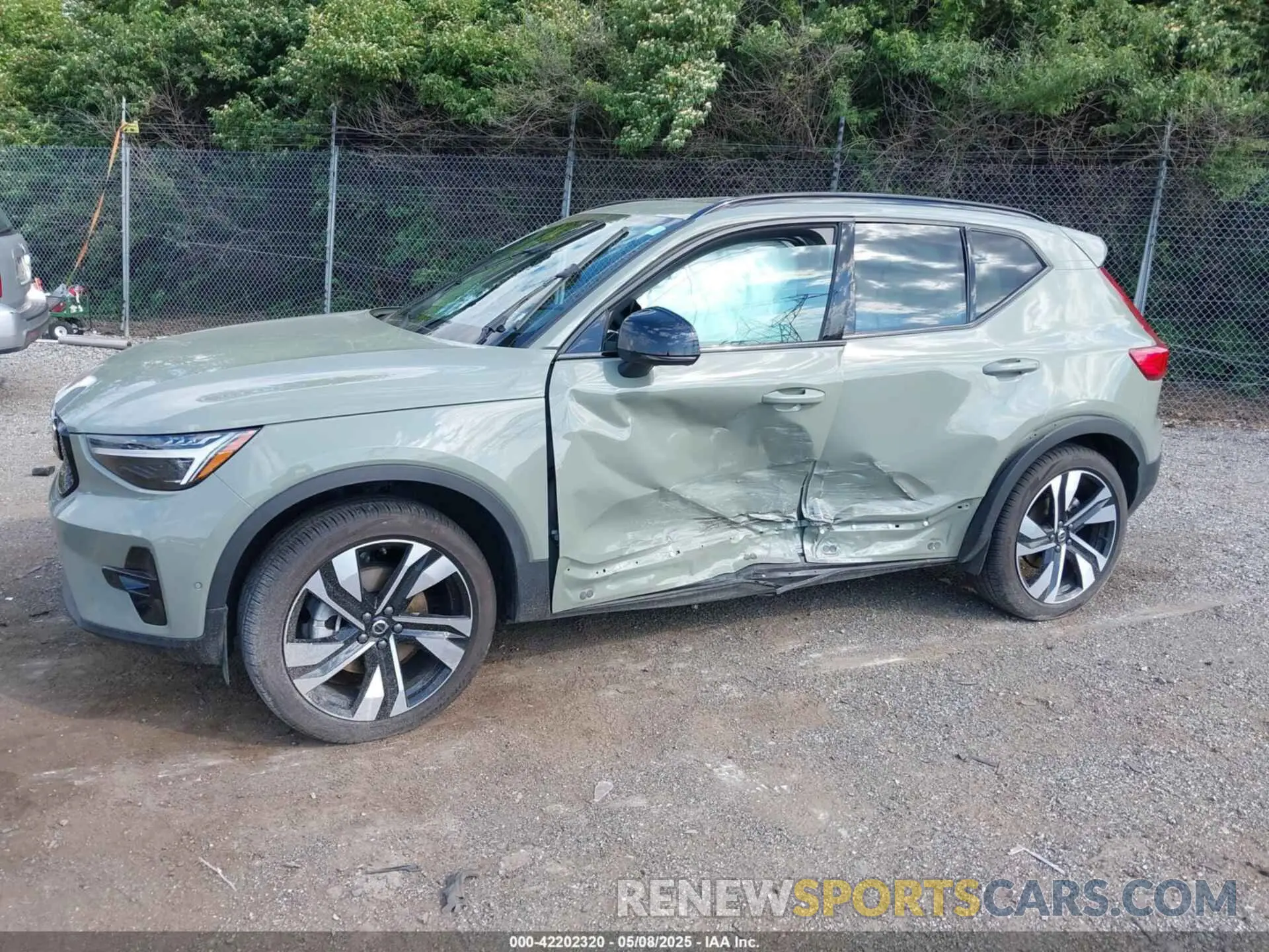 15 Photograph of a damaged car YV4L12UM0R2310523 VOLVO XC40 2024