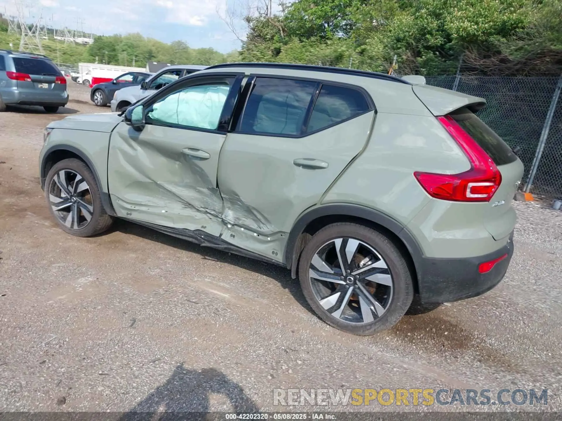 3 Photograph of a damaged car YV4L12UM0R2310523 VOLVO XC40 2024