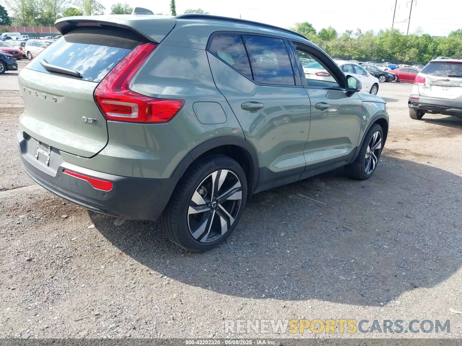 4 Photograph of a damaged car YV4L12UM0R2310523 VOLVO XC40 2024
