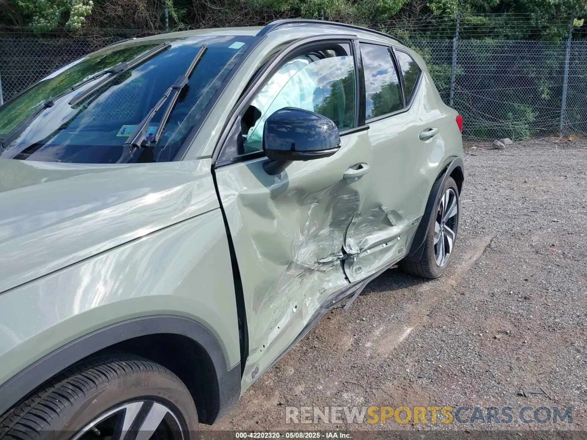 6 Photograph of a damaged car YV4L12UM0R2310523 VOLVO XC40 2024