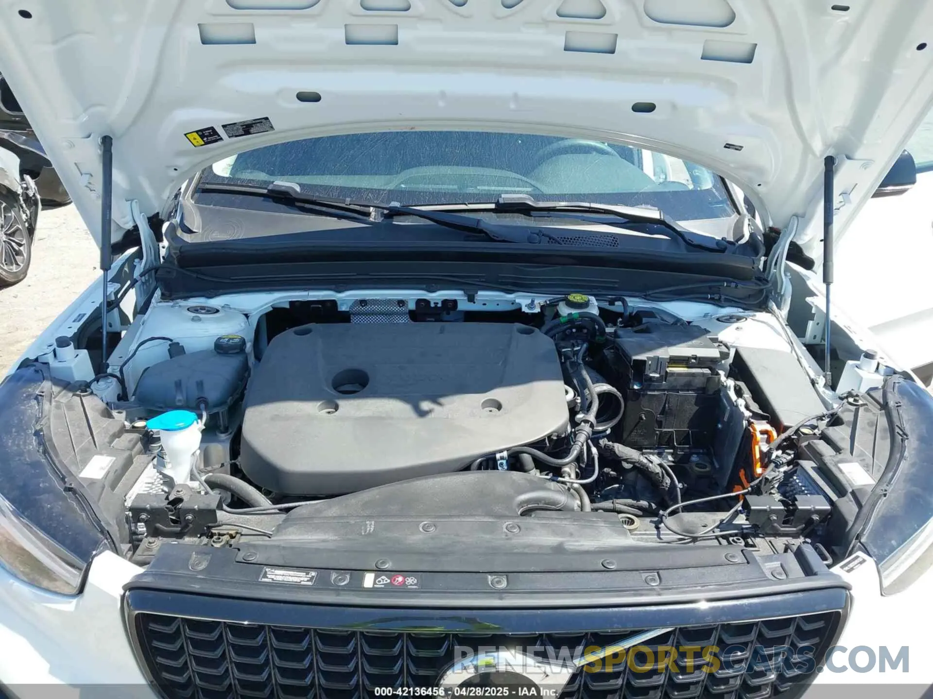 10 Photograph of a damaged car YV4L12UC2S2451557 VOLVO XC40 2025