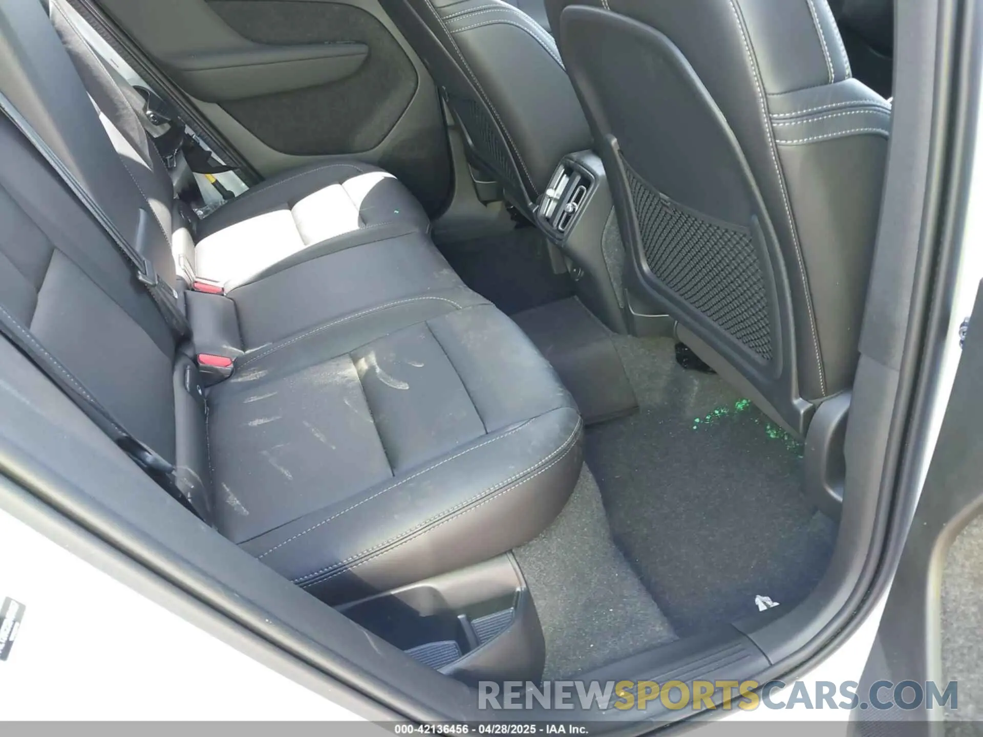 8 Photograph of a damaged car YV4L12UC2S2451557 VOLVO XC40 2025