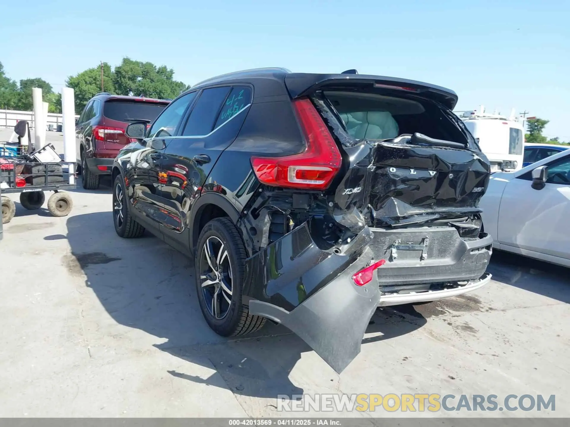 3 Фотография поврежденного автомобиля YV4L12UJ1S2557593 VOLVO XC40 2025