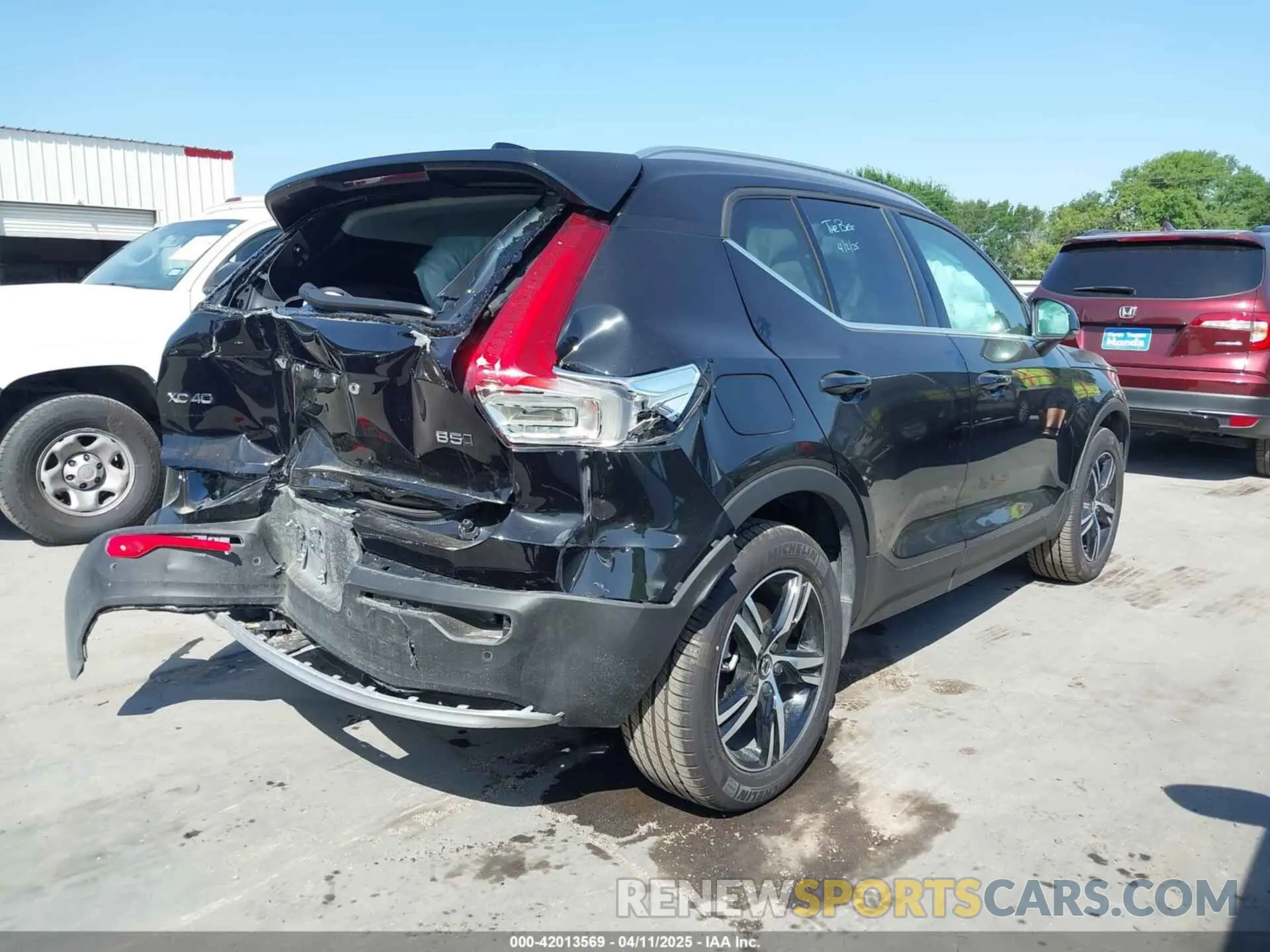 4 Фотография поврежденного автомобиля YV4L12UJ1S2557593 VOLVO XC40 2025