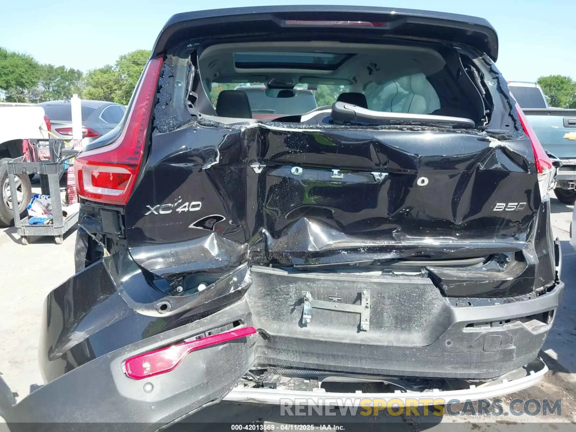 6 Фотография поврежденного автомобиля YV4L12UJ1S2557593 VOLVO XC40 2025