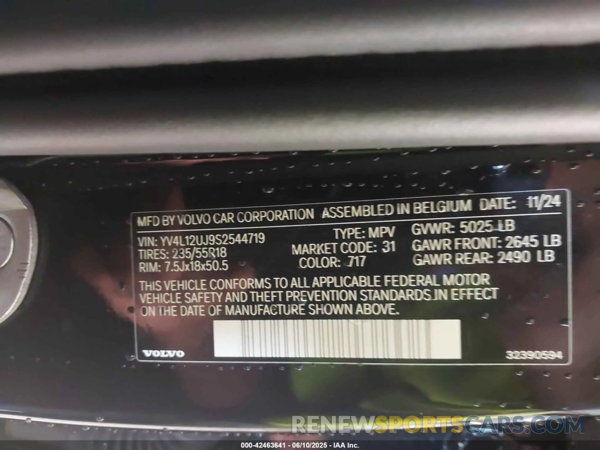 9 Photograph of a damaged car YV4L12UJ9S2544719 VOLVO XC40 2025