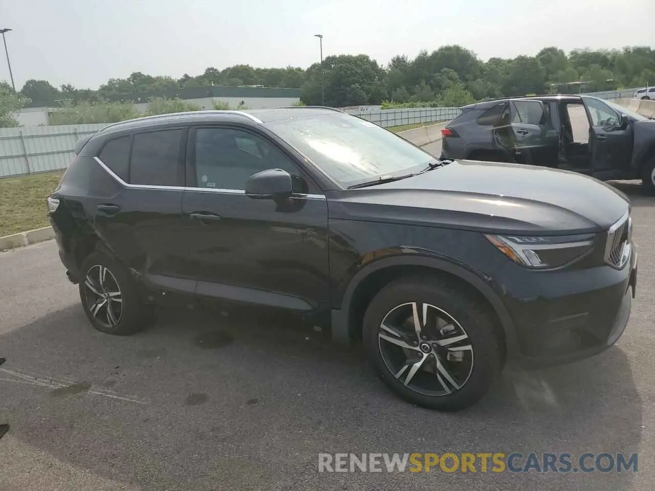 4 Photograph of a damaged car YV4L12UJ1S2560090 VOLVO XC40 CORE 2025