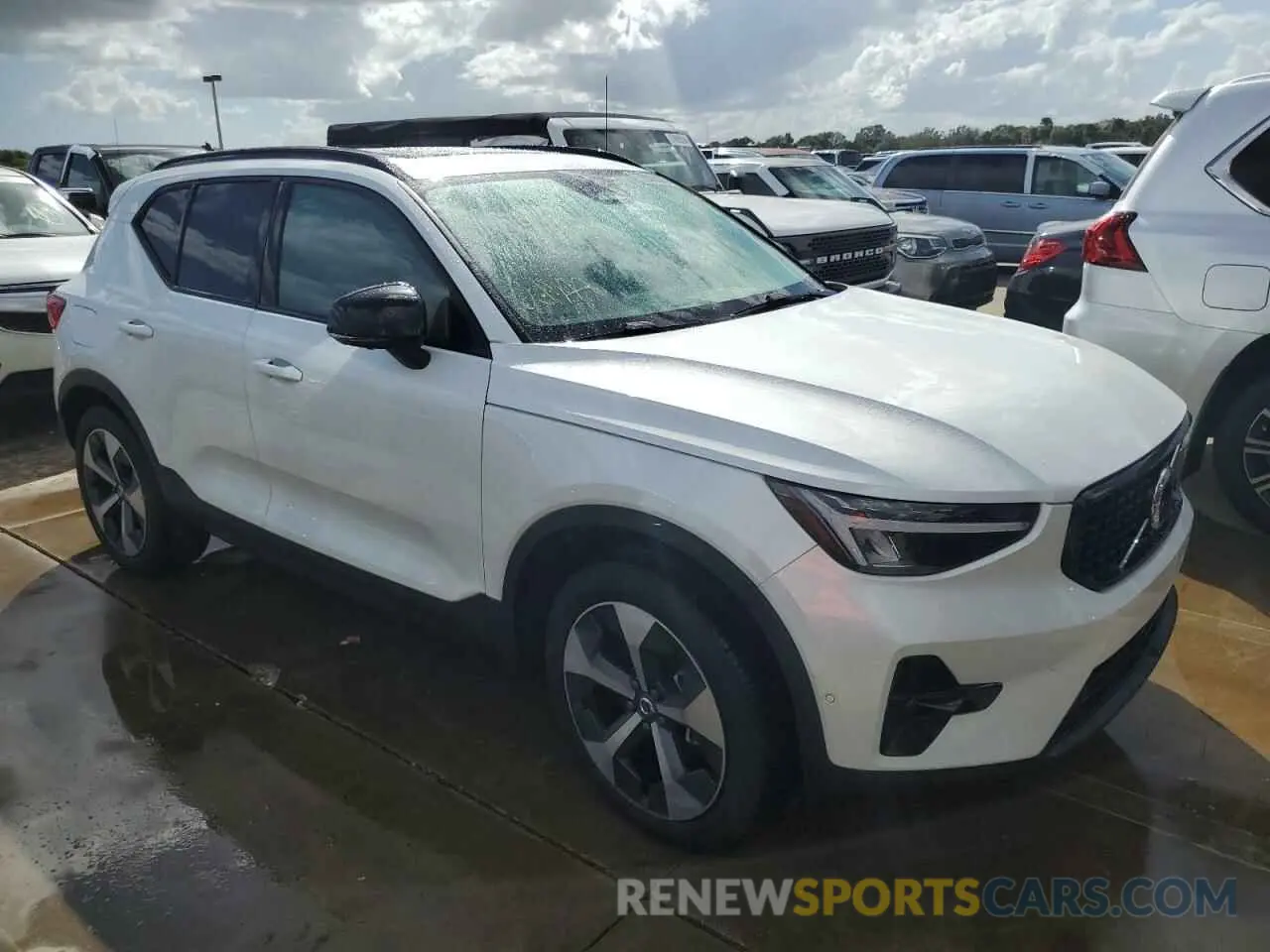 4 Photograph of a damaged car YV4L12ULXR2314263 VOLVO XC40 PLUS 2024