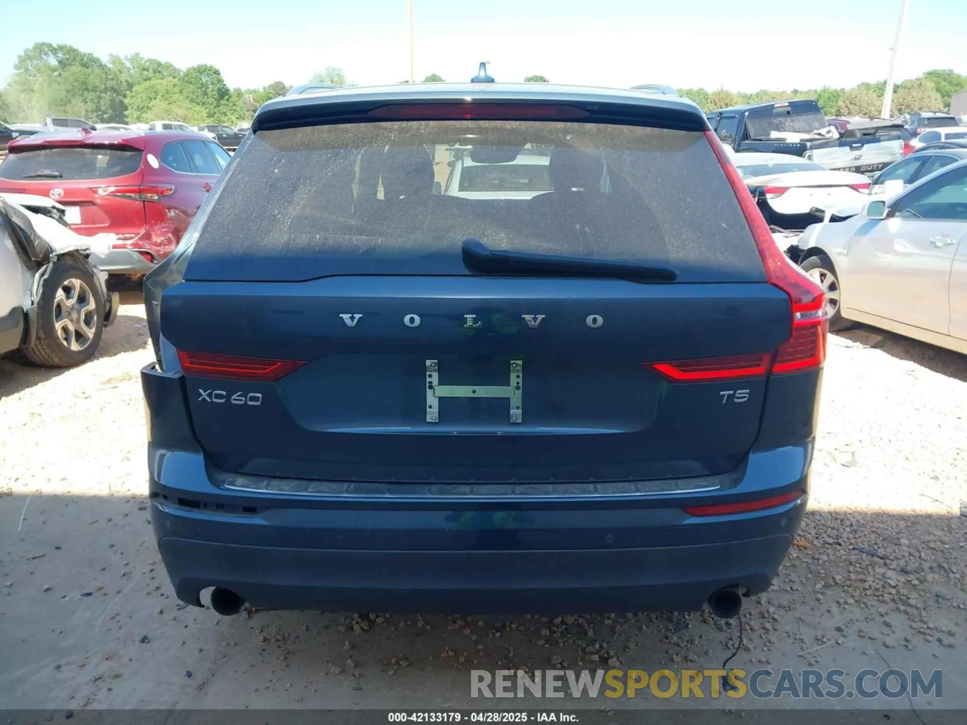 17 Photograph of a damaged car LYV102DK2KB255458 VOLVO XC60 2019