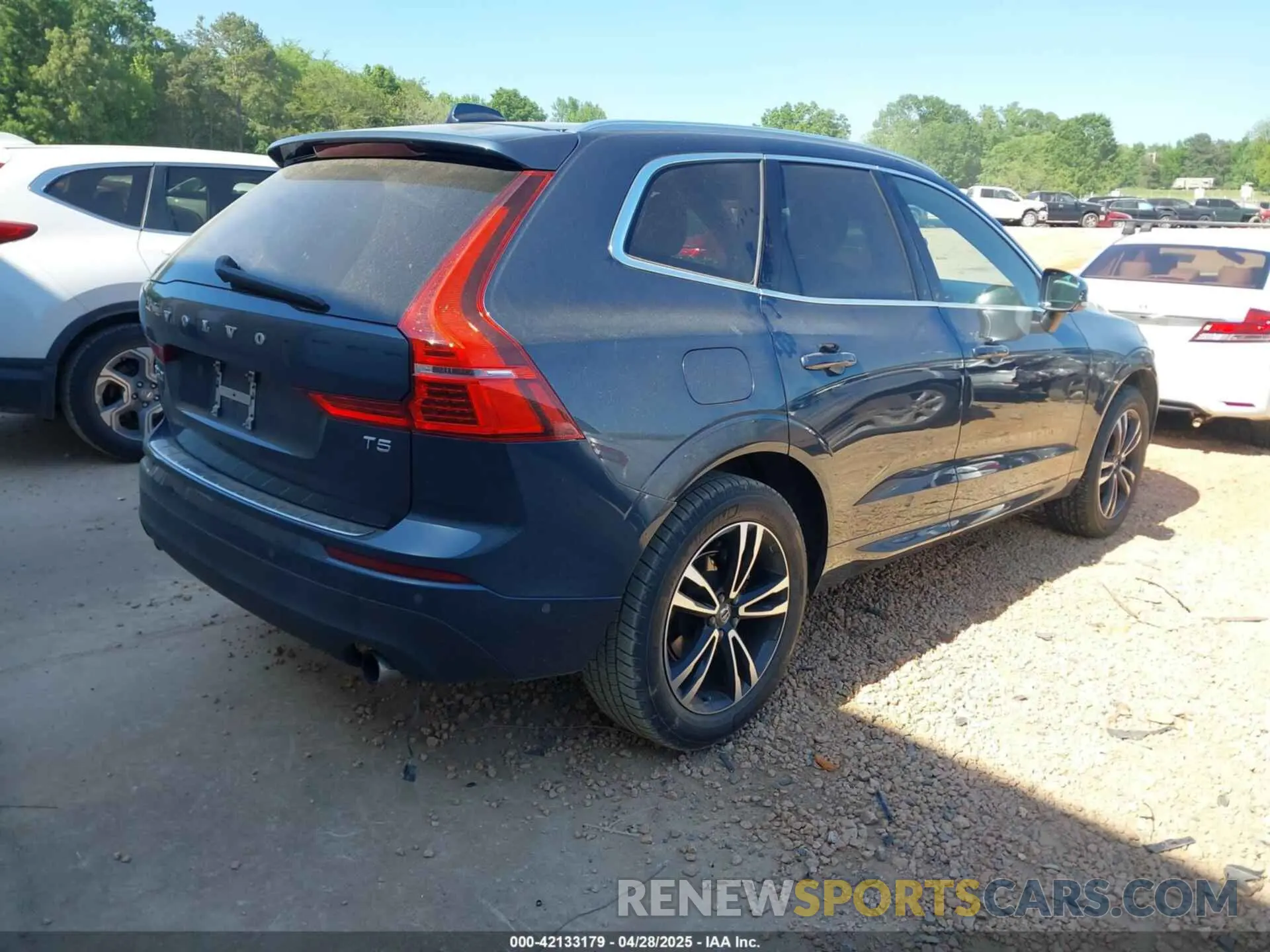4 Photograph of a damaged car LYV102DK2KB255458 VOLVO XC60 2019