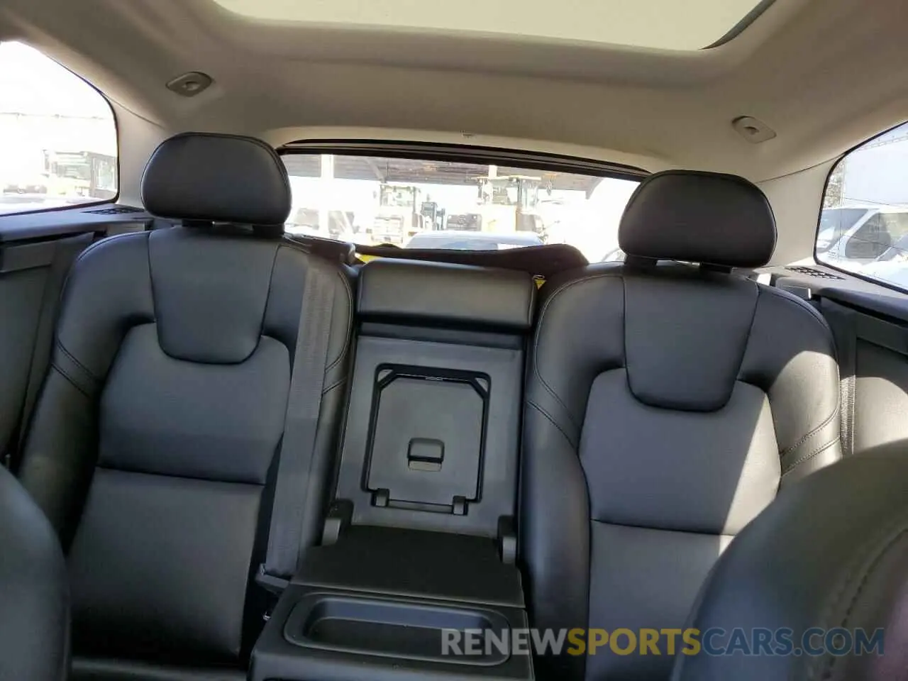 10 Photograph of a damaged car LYV102DK3KB297802 VOLVO XC60 2019