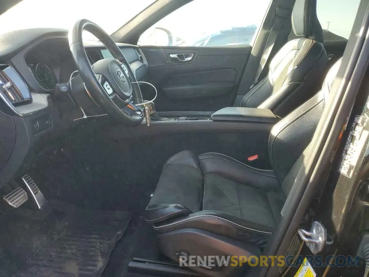 7 Photograph of a damaged car LYV102DM1KB332001 VOLVO XC60 2019