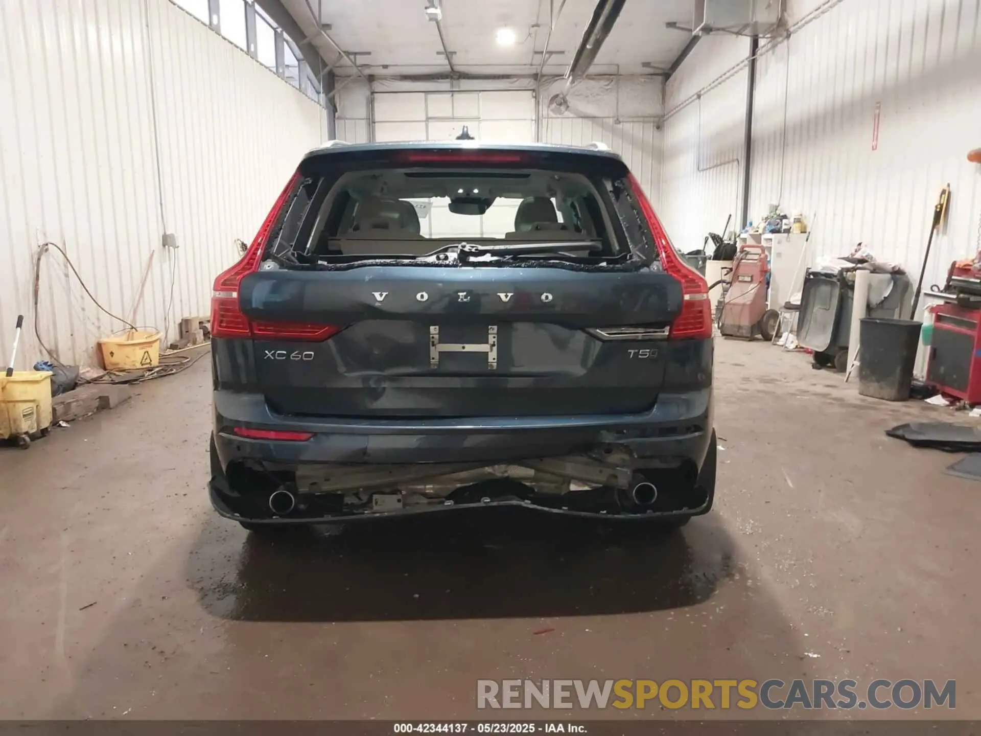 17 Фотография поврежденного автомобиля LYV102RK3KB380784 VOLVO XC60 2019