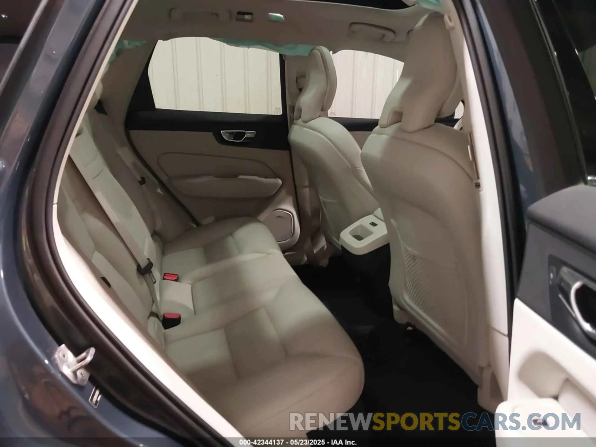 8 Фотография поврежденного автомобиля LYV102RK3KB380784 VOLVO XC60 2019
