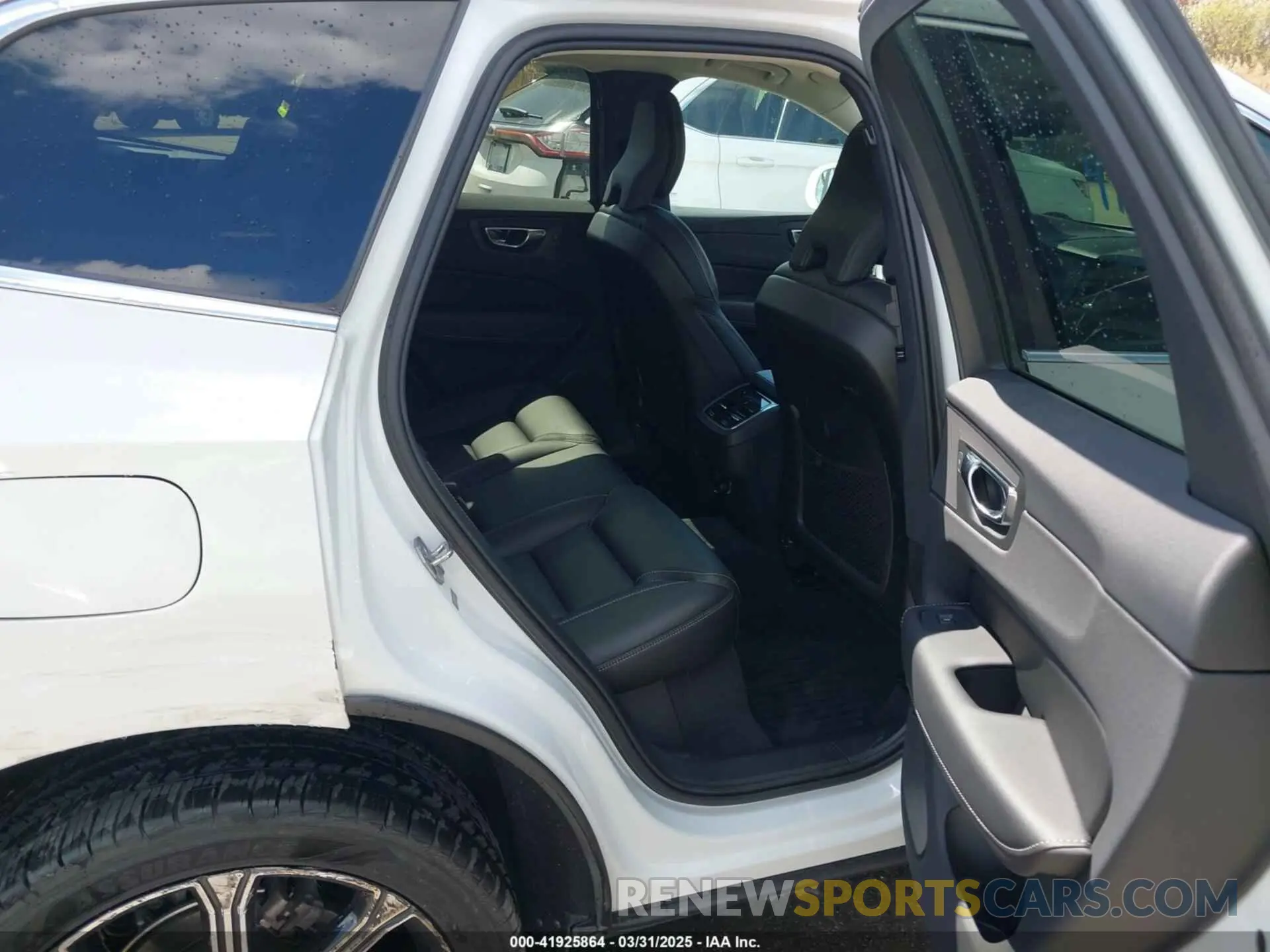 8 Фотография поврежденного автомобиля LYV102RL9KB284828 VOLVO XC60 2019
