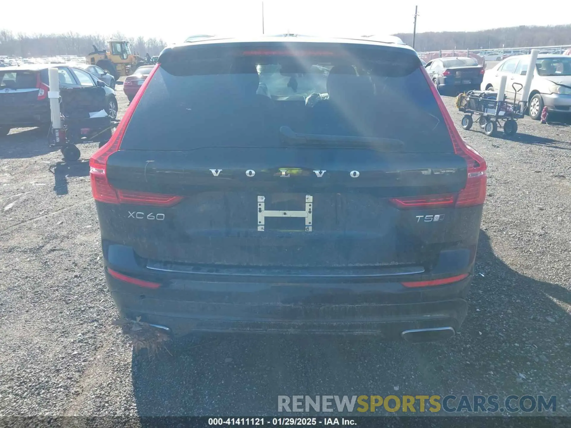 17 Photograph of a damaged car LYV102RM4KB211312 VOLVO XC60 2019