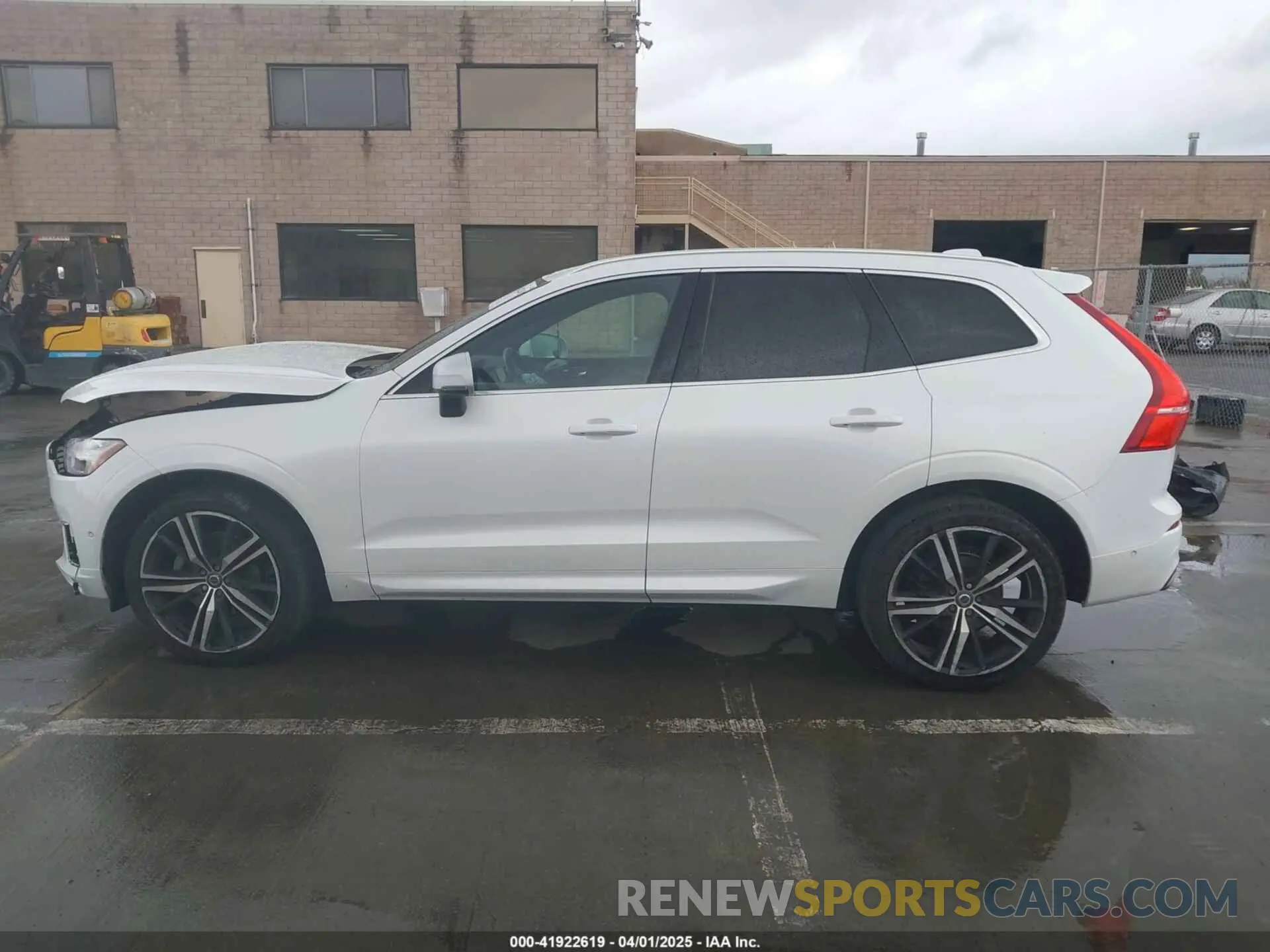 14 Photograph of a damaged car LYV102RMXKB327226 VOLVO XC60 2019