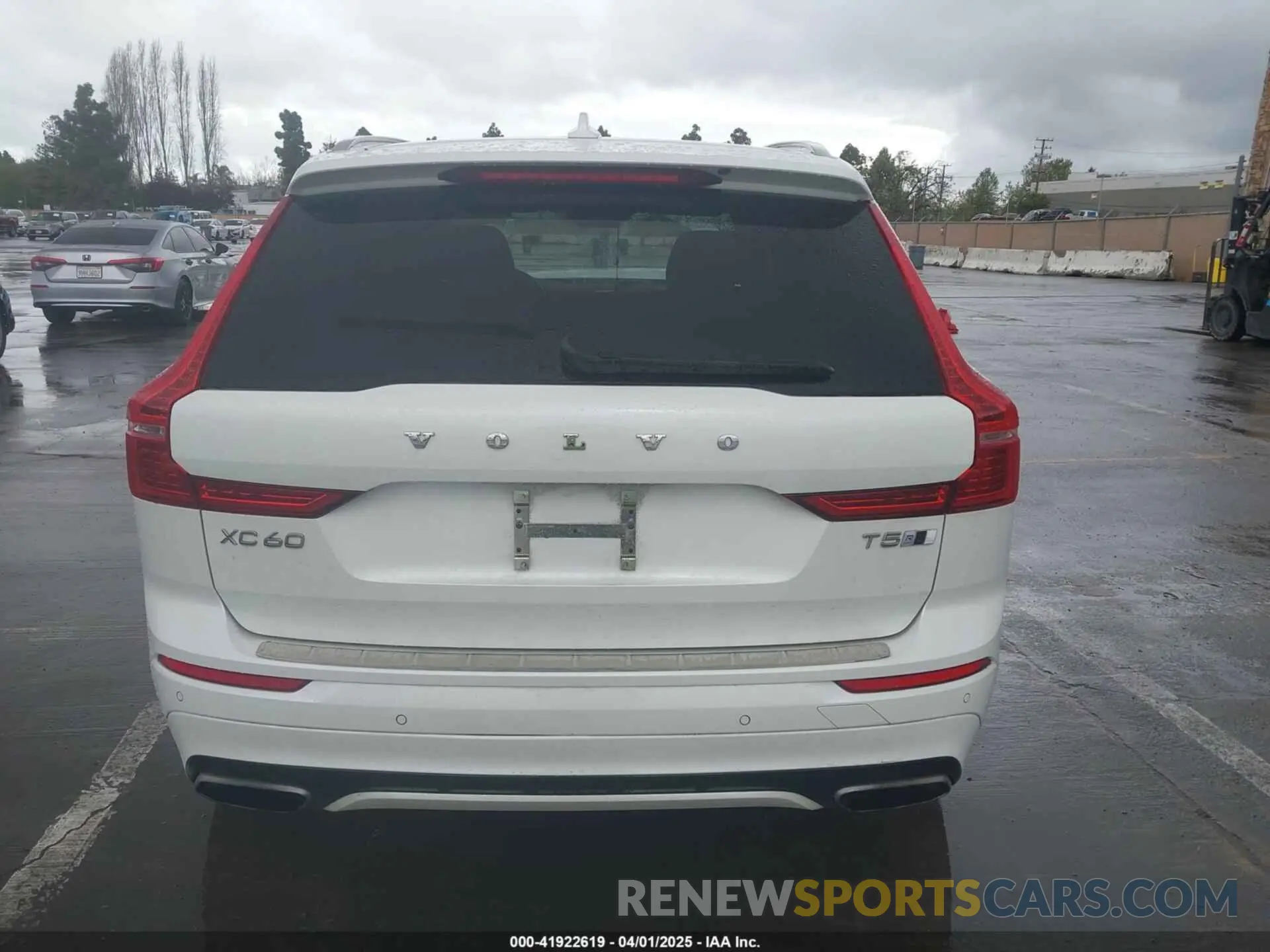 16 Photograph of a damaged car LYV102RMXKB327226 VOLVO XC60 2019