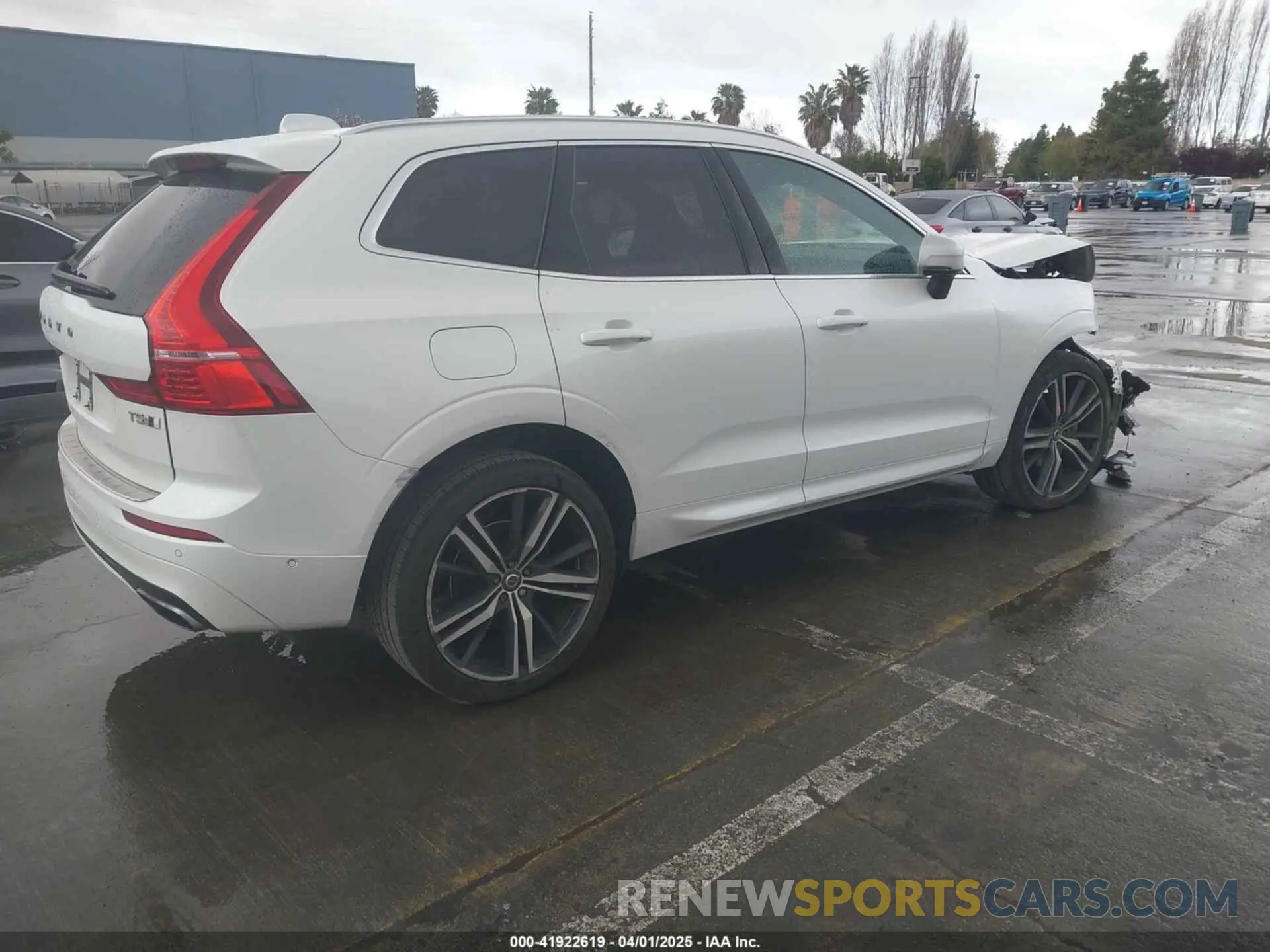 4 Photograph of a damaged car LYV102RMXKB327226 VOLVO XC60 2019