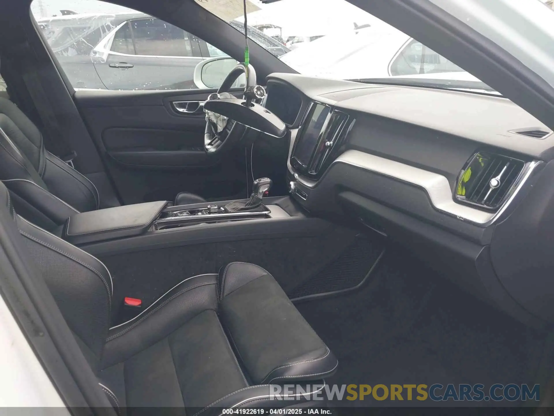 5 Photograph of a damaged car LYV102RMXKB327226 VOLVO XC60 2019