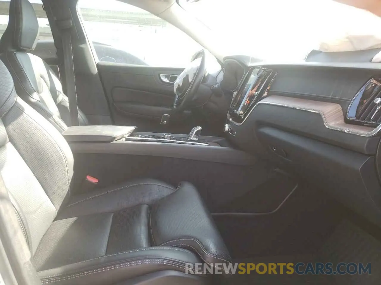 5 Photograph of a damaged car LYVBR0DL5KB235597 VOLVO XC60 2019