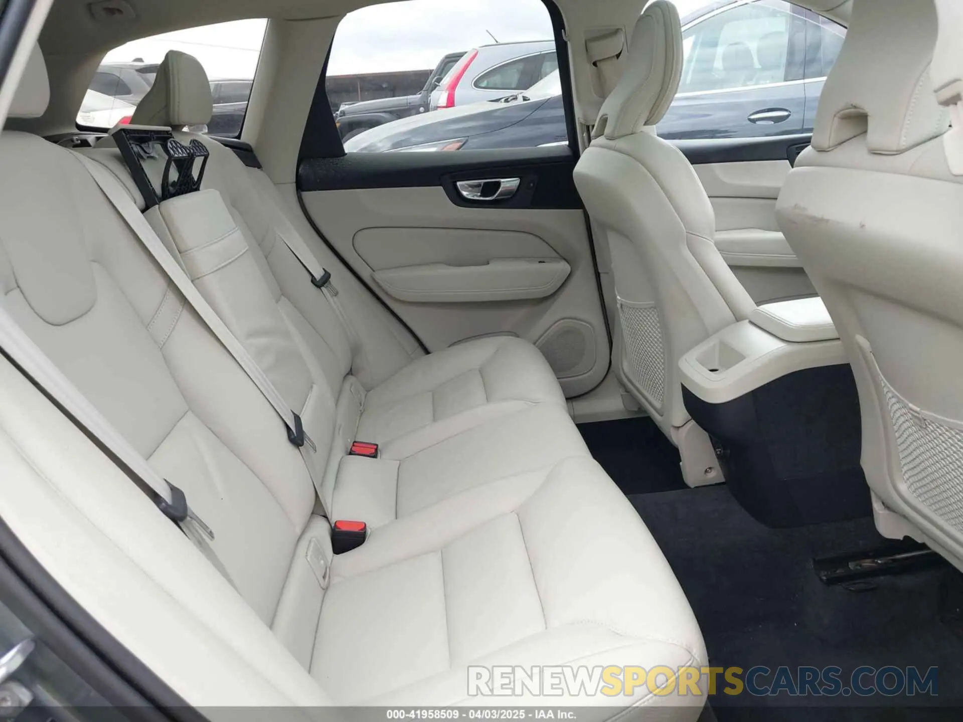 8 Фотография поврежденного автомобиля YV4102DK2L1589947 VOLVO XC60 2020