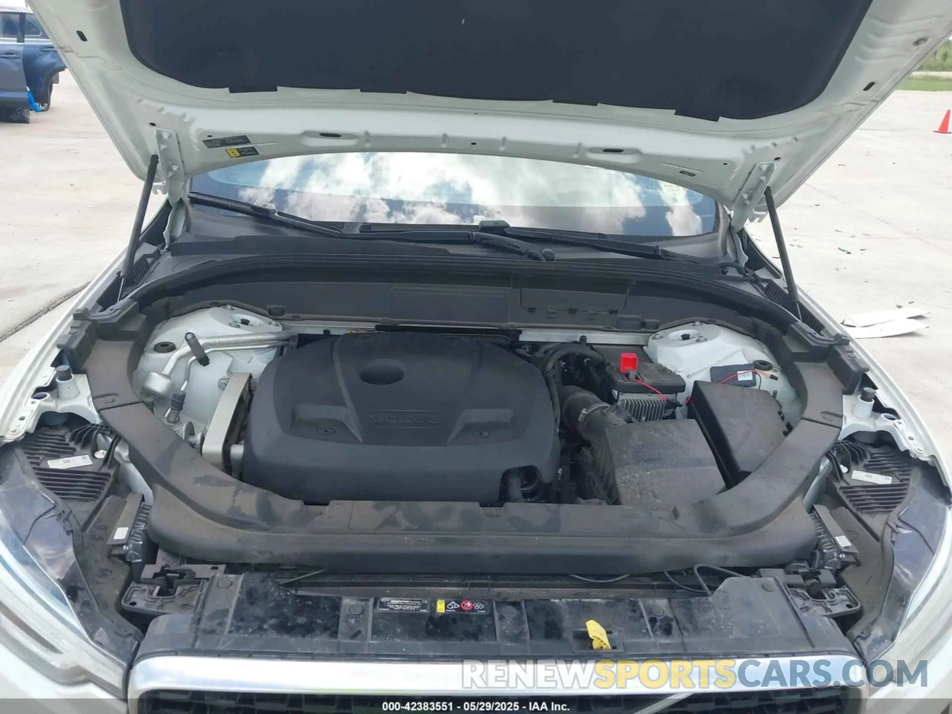 10 Photograph of a damaged car YV4102DM6L1517568 VOLVO XC60 2020