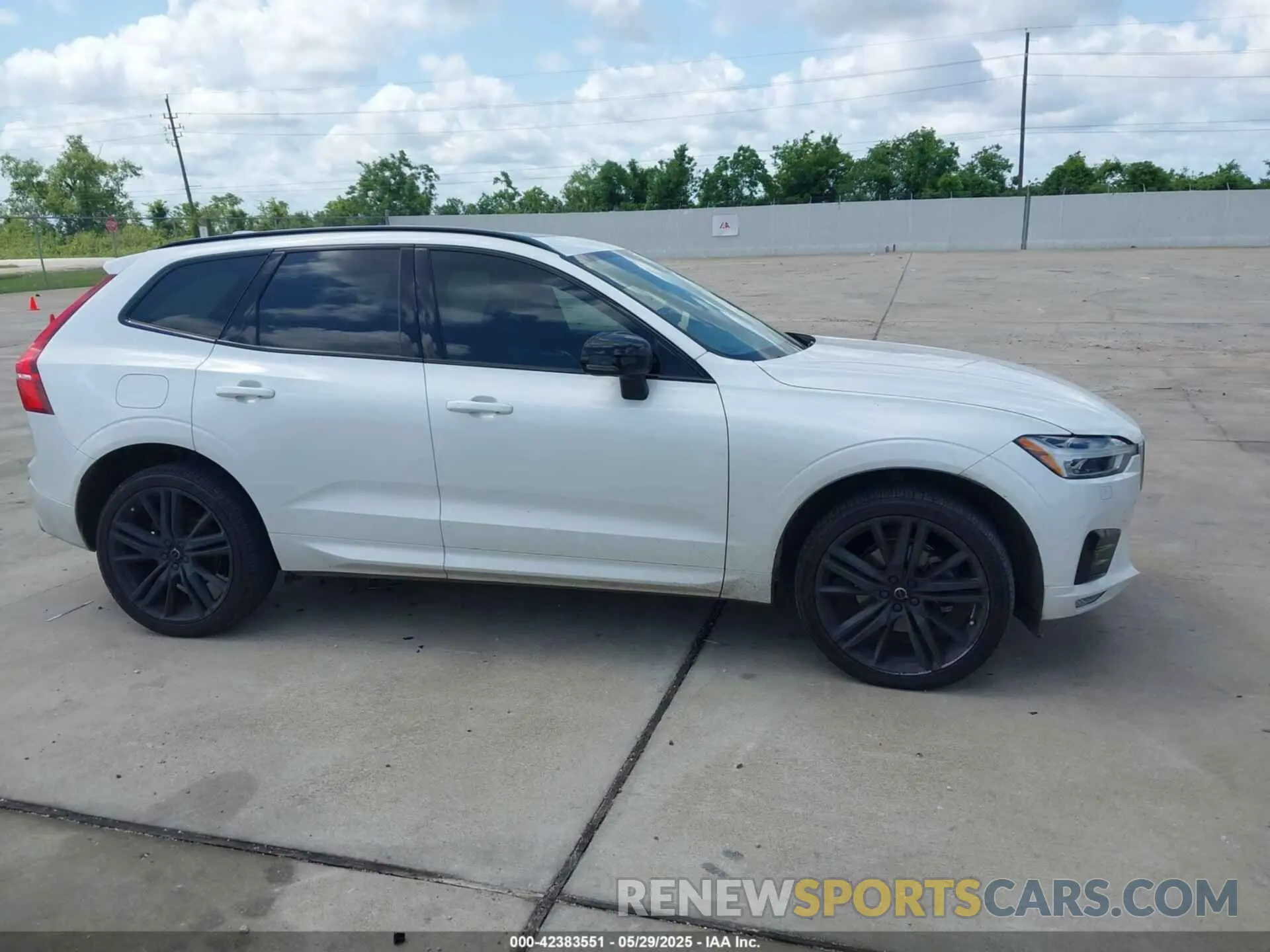 13 Photograph of a damaged car YV4102DM6L1517568 VOLVO XC60 2020