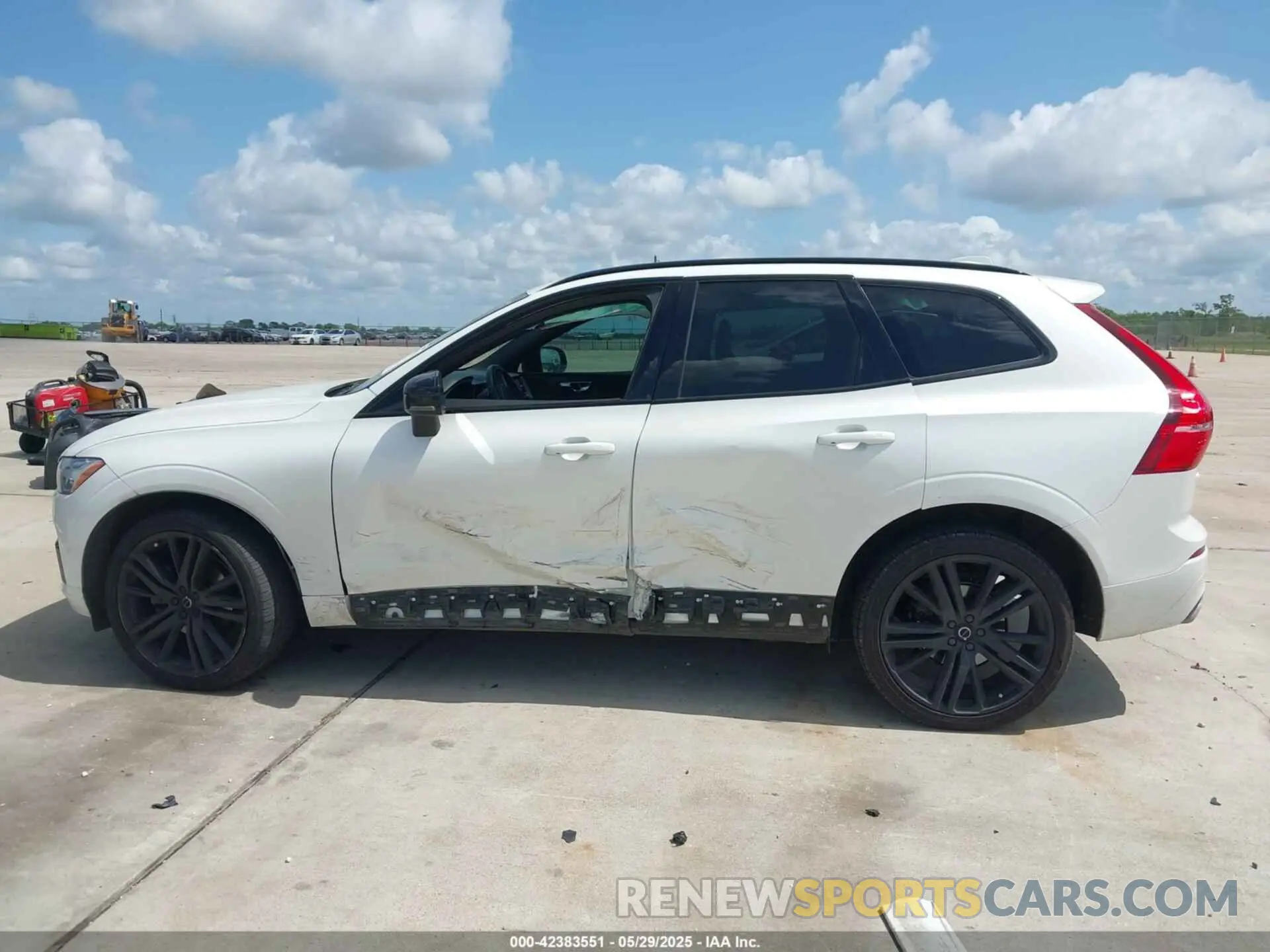 14 Photograph of a damaged car YV4102DM6L1517568 VOLVO XC60 2020