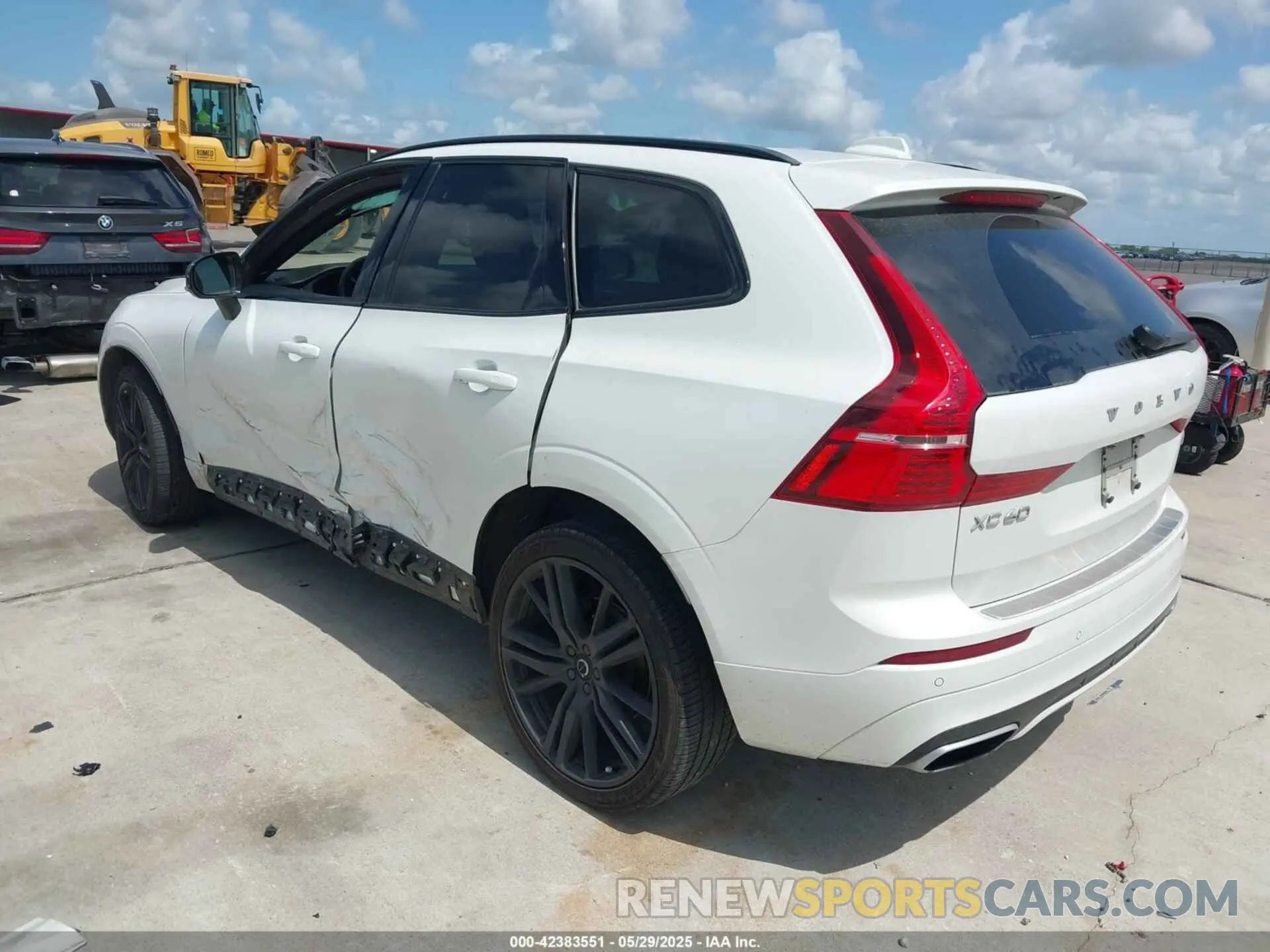 3 Photograph of a damaged car YV4102DM6L1517568 VOLVO XC60 2020