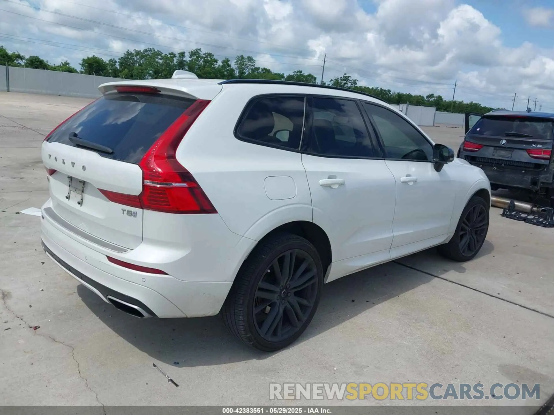 4 Photograph of a damaged car YV4102DM6L1517568 VOLVO XC60 2020