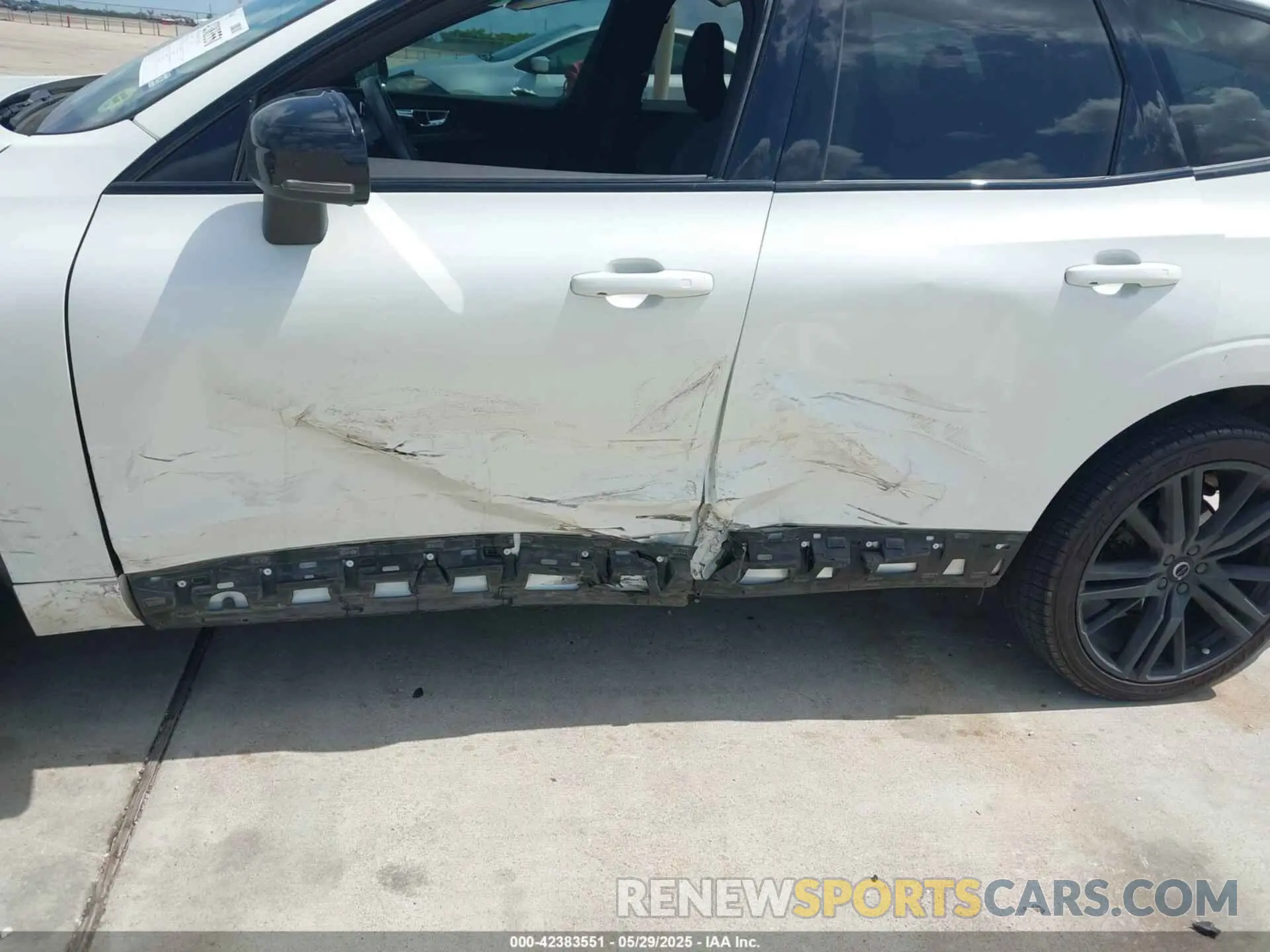6 Photograph of a damaged car YV4102DM6L1517568 VOLVO XC60 2020