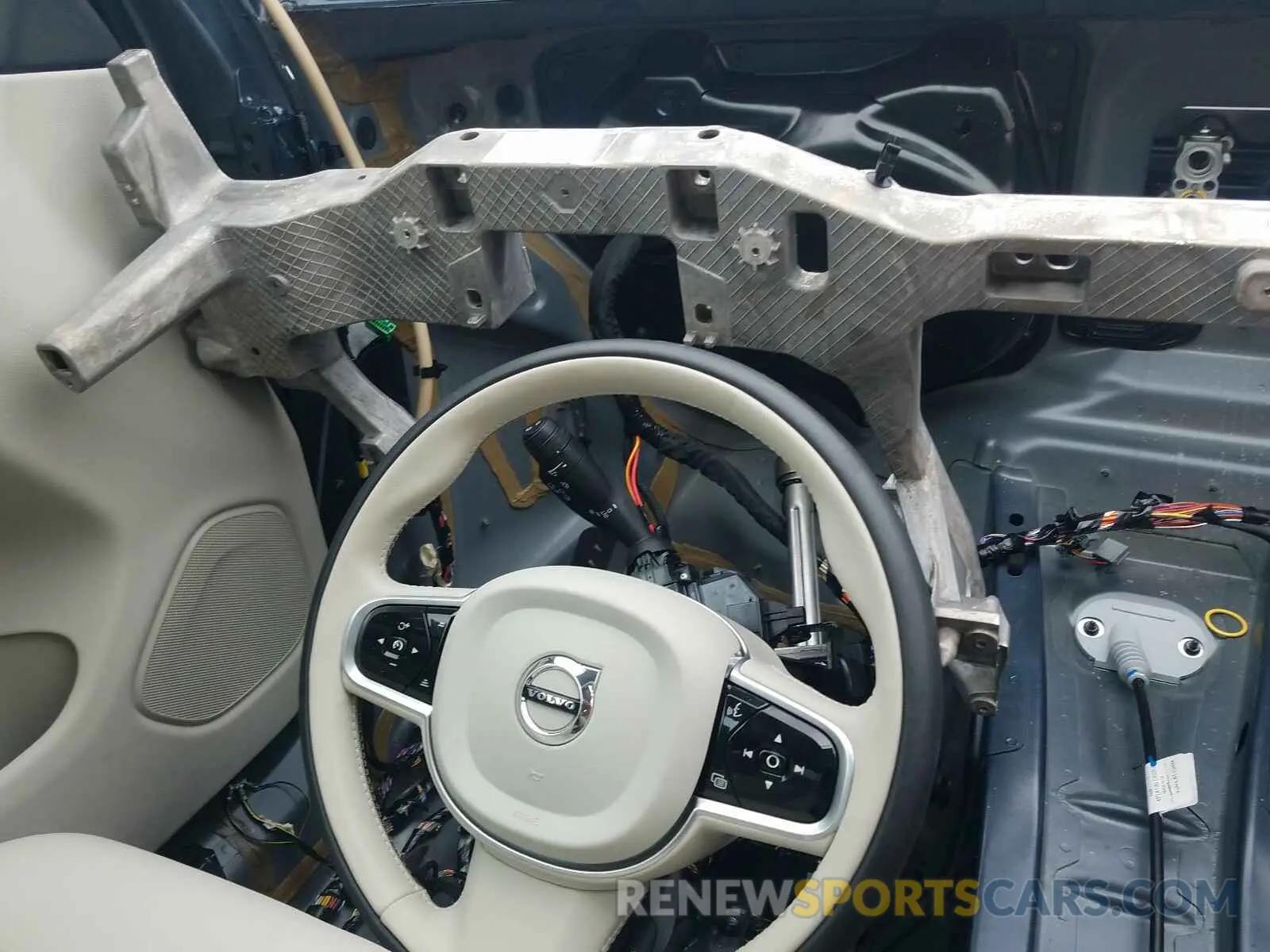 8 Photograph of a damaged car YV4102RL0L1517517 VOLVO XC60 2020