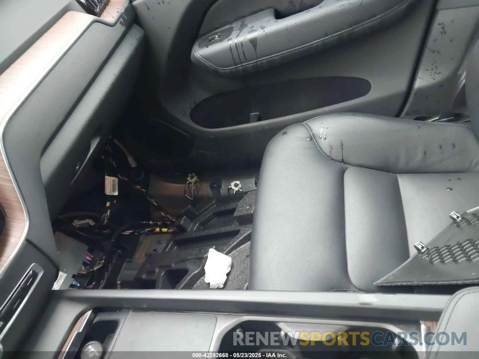 14 Photograph of a damaged car YV4102RK0M1675302 VOLVO XC60 2021