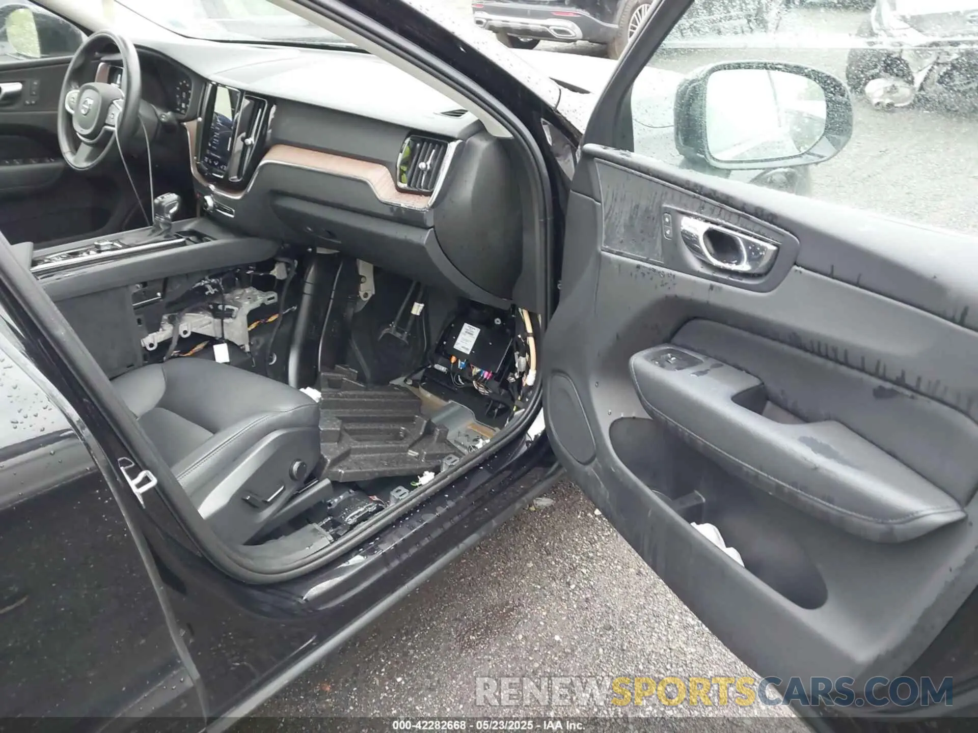 5 Photograph of a damaged car YV4102RK0M1675302 VOLVO XC60 2021