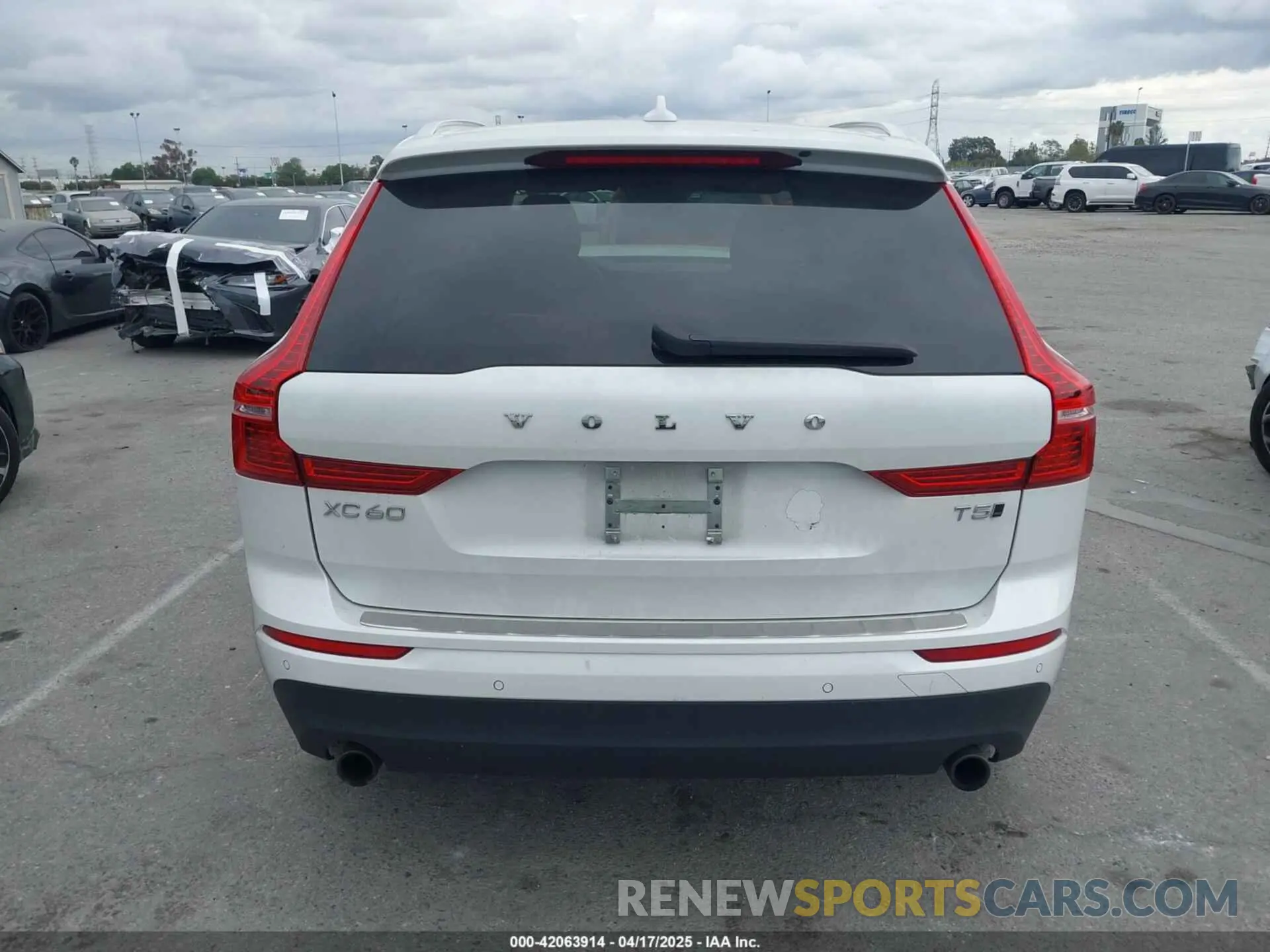 16 Photograph of a damaged car YV4102RK1M1861723 VOLVO XC60 2021