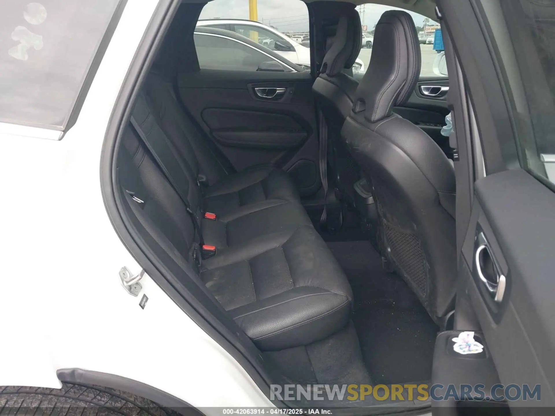 8 Photograph of a damaged car YV4102RK1M1861723 VOLVO XC60 2021