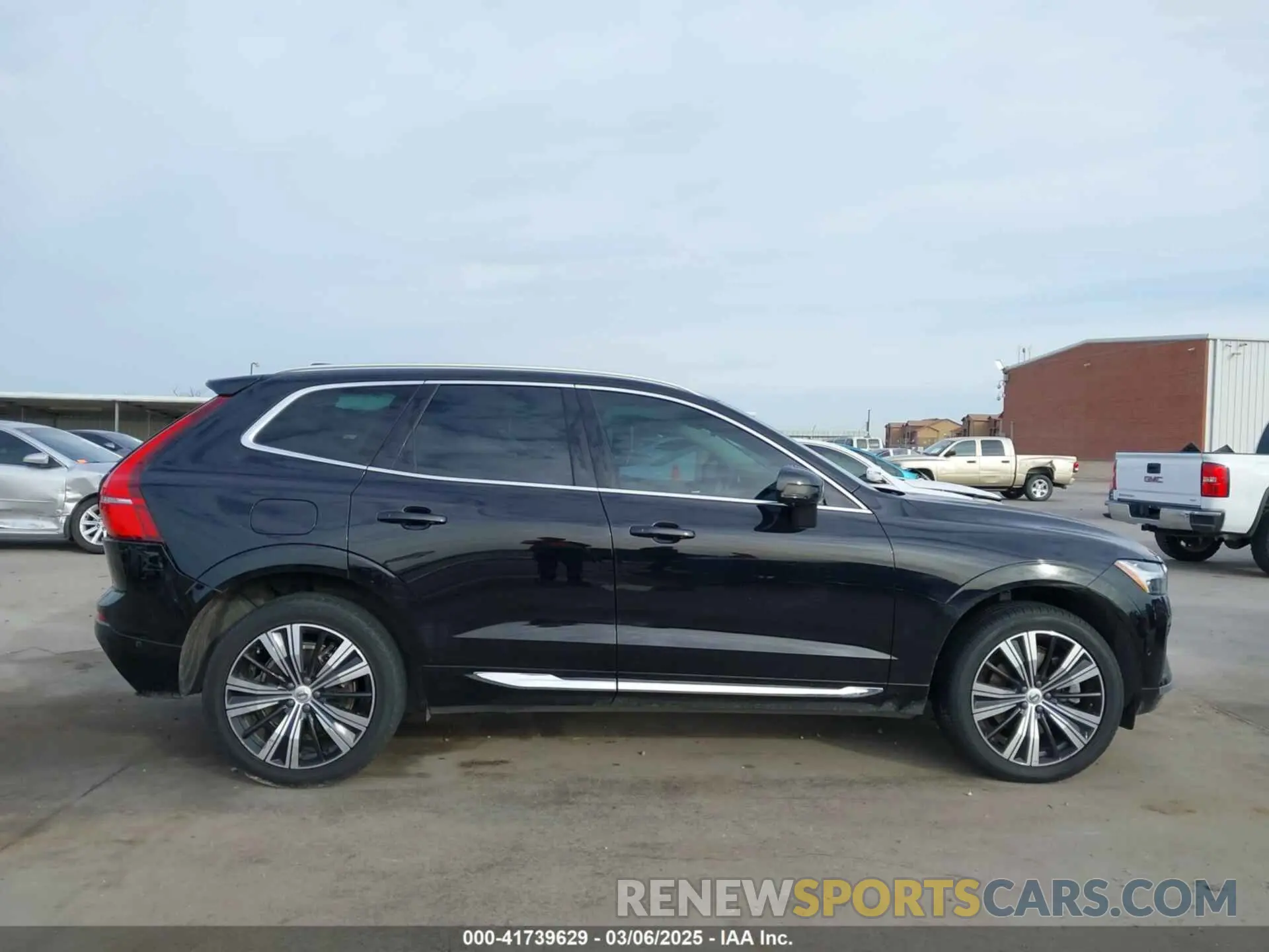 14 Photograph of a damaged car YV4062RLXN1083510 VOLVO XC60 2022