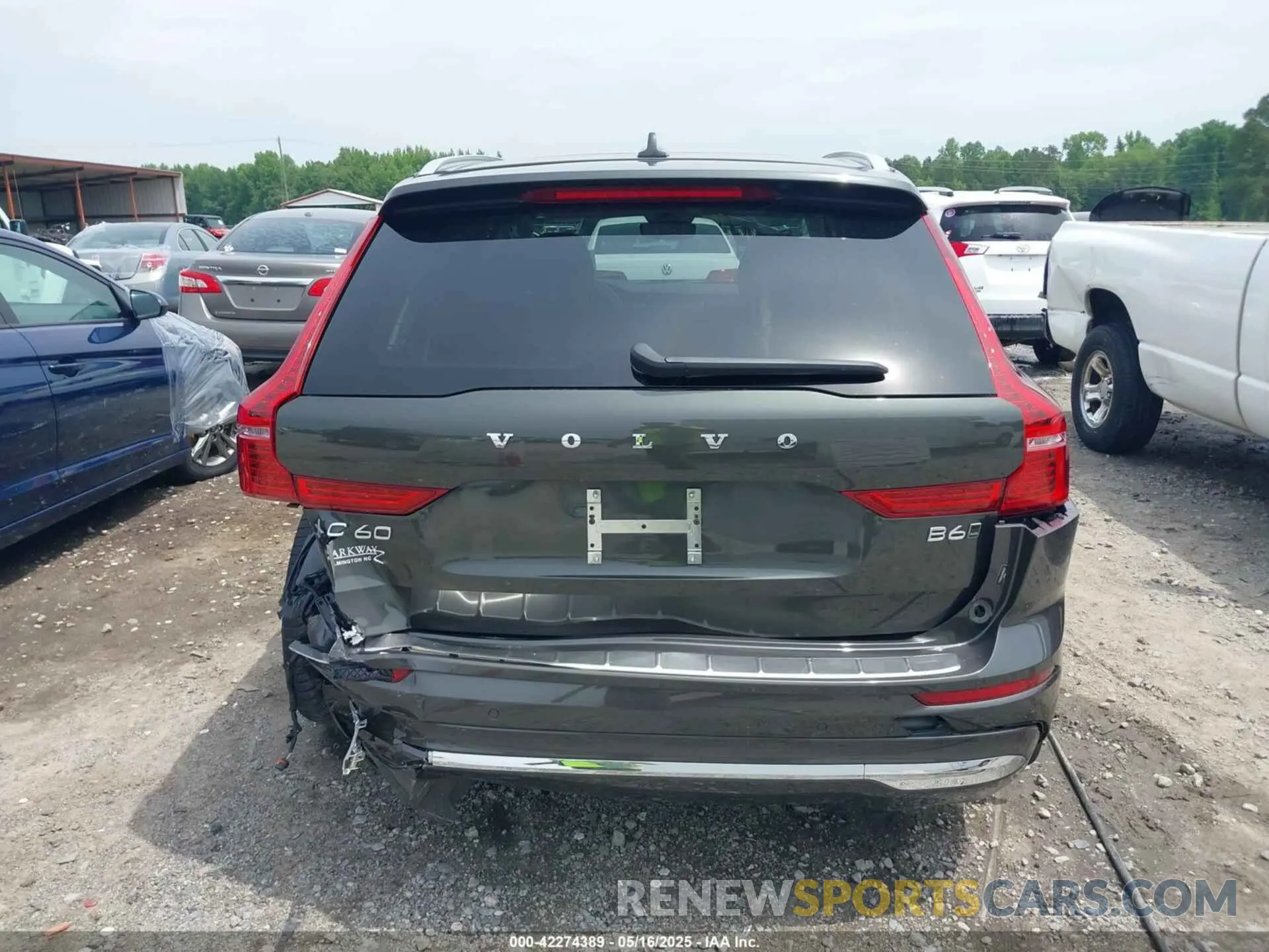 16 Photograph of a damaged car YV4062RLXN1087637 VOLVO XC60 2022