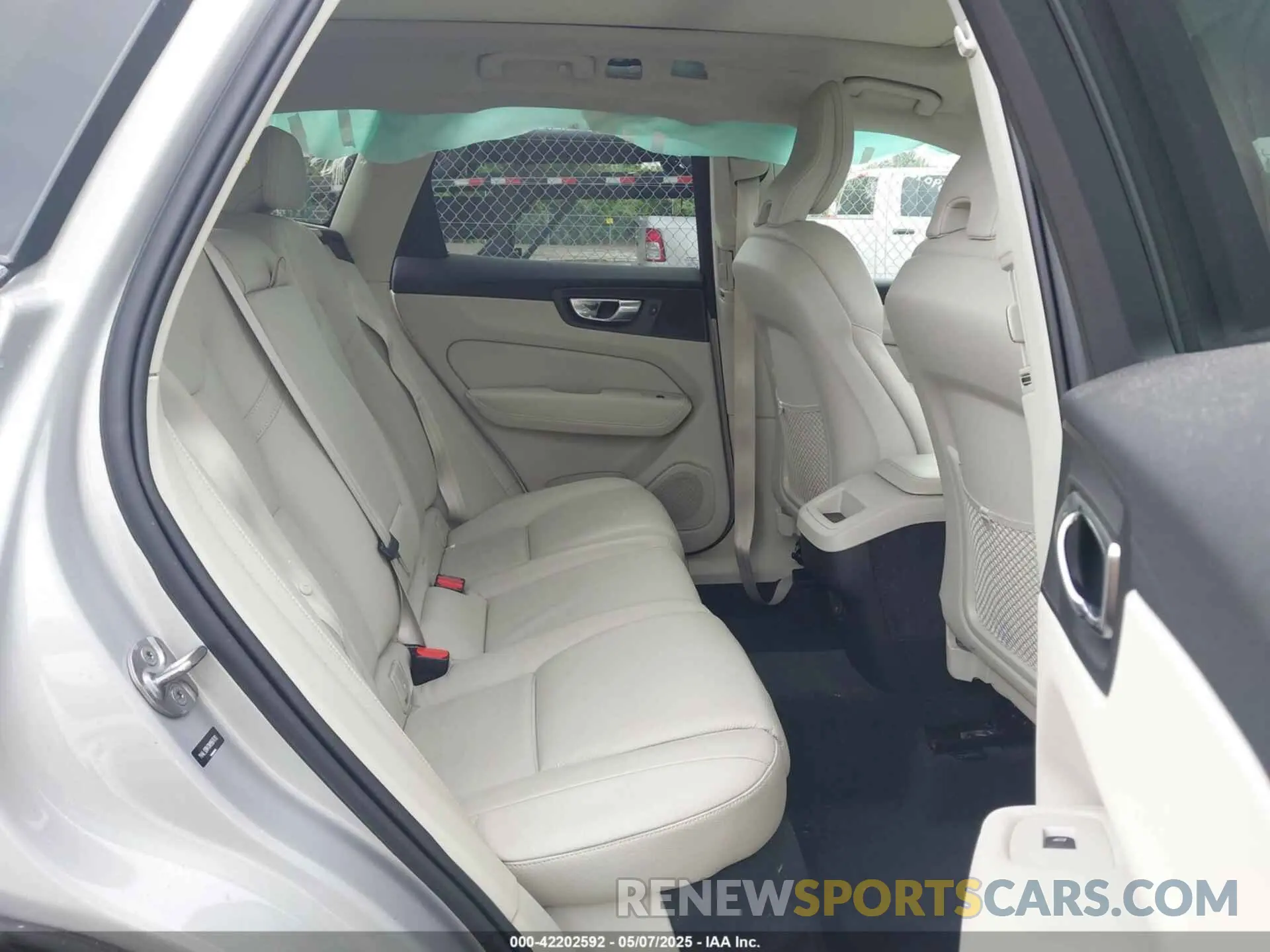 8 Фотография поврежденного автомобиля YV4L12RK0N1997610 VOLVO XC60 2022