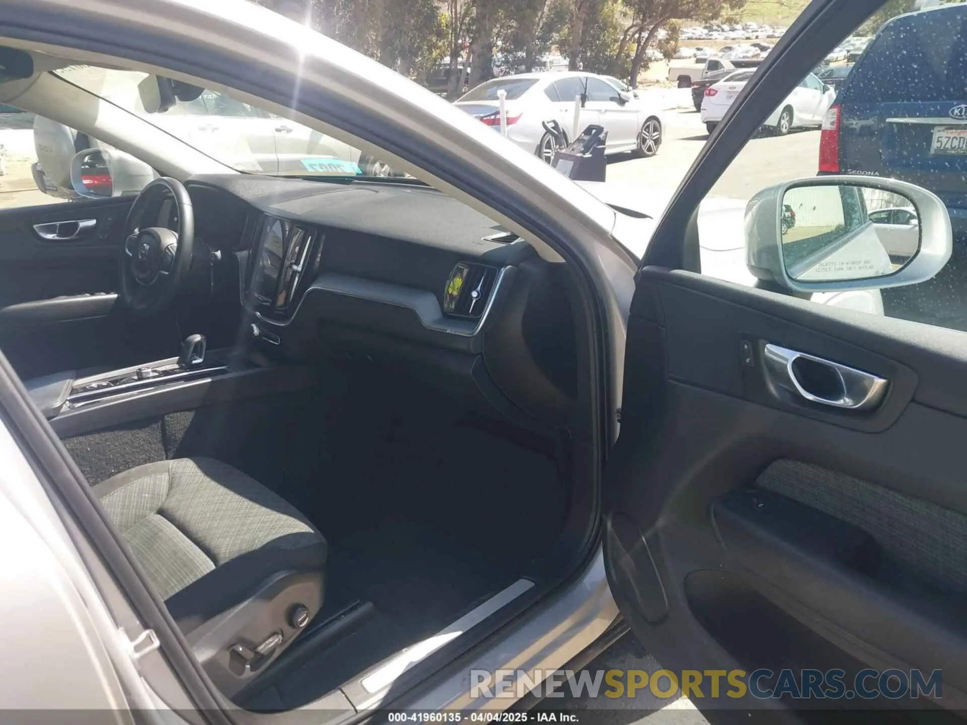 5 Photograph of a damaged car YV4L12RK2N1052643 VOLVO XC60 2022