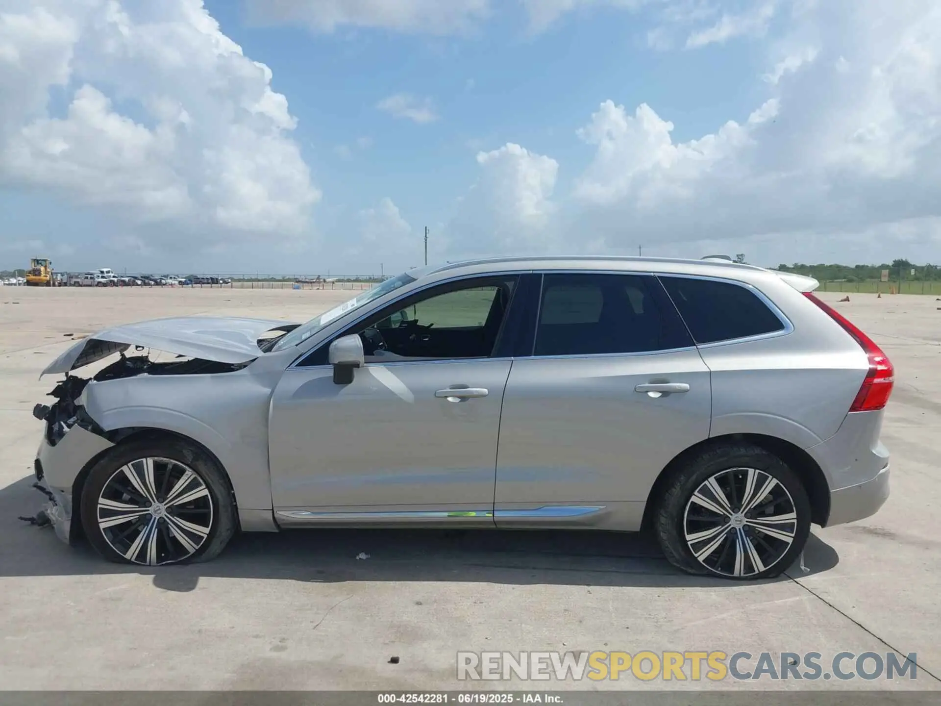 14 Фотография поврежденного автомобиля YV4L12DE2P1302404 VOLVO XC60 2023