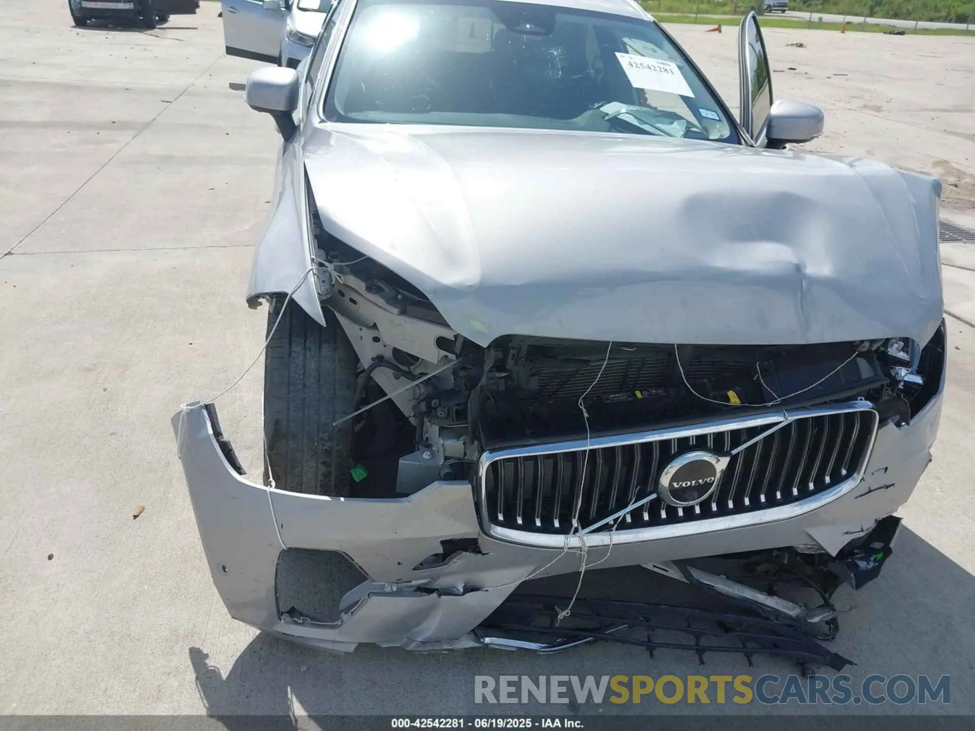6 Фотография поврежденного автомобиля YV4L12DE2P1302404 VOLVO XC60 2023