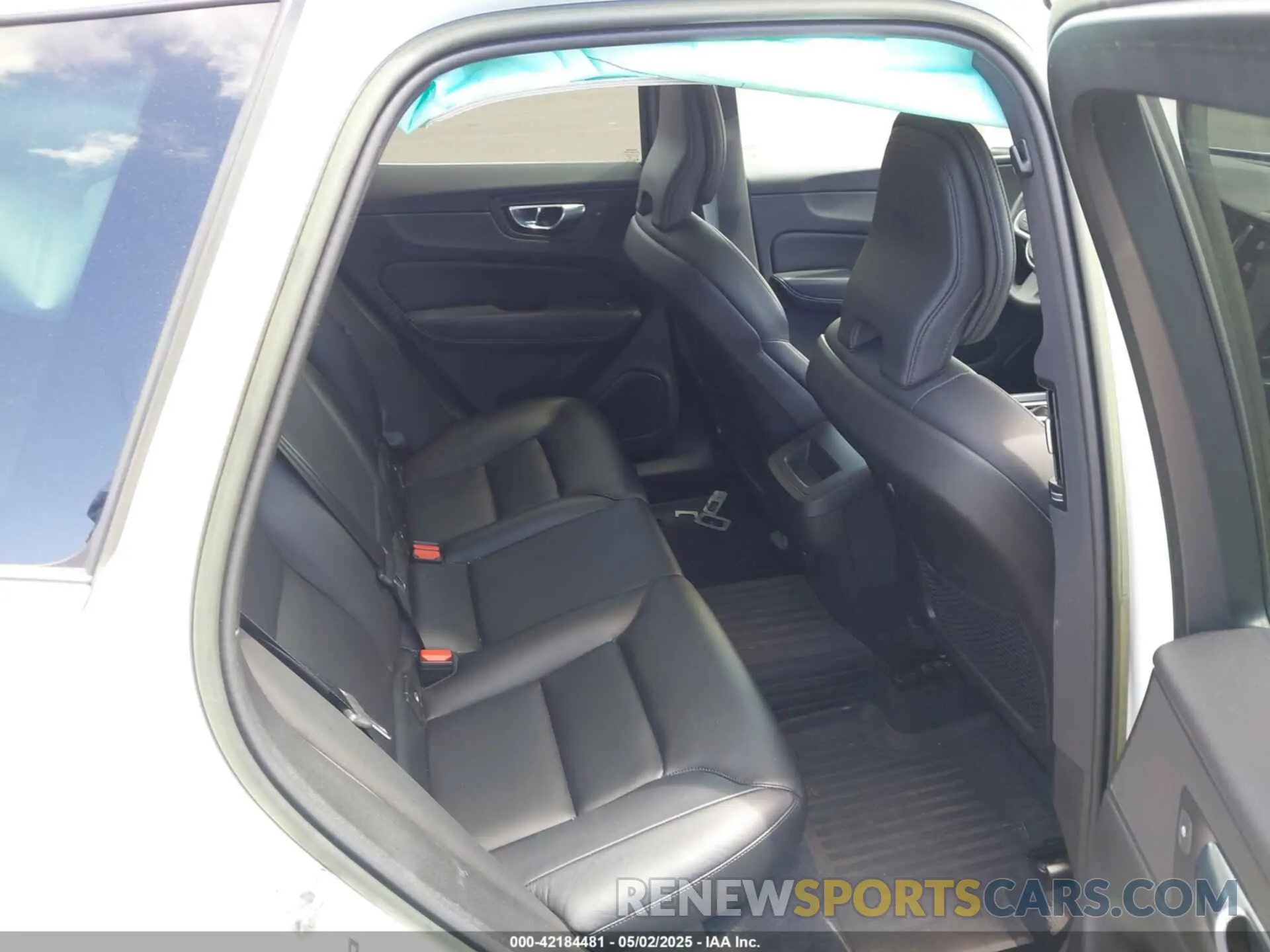 8 Фотография поврежденного автомобиля YV4L12DVXP1218167 VOLVO XC60 2023