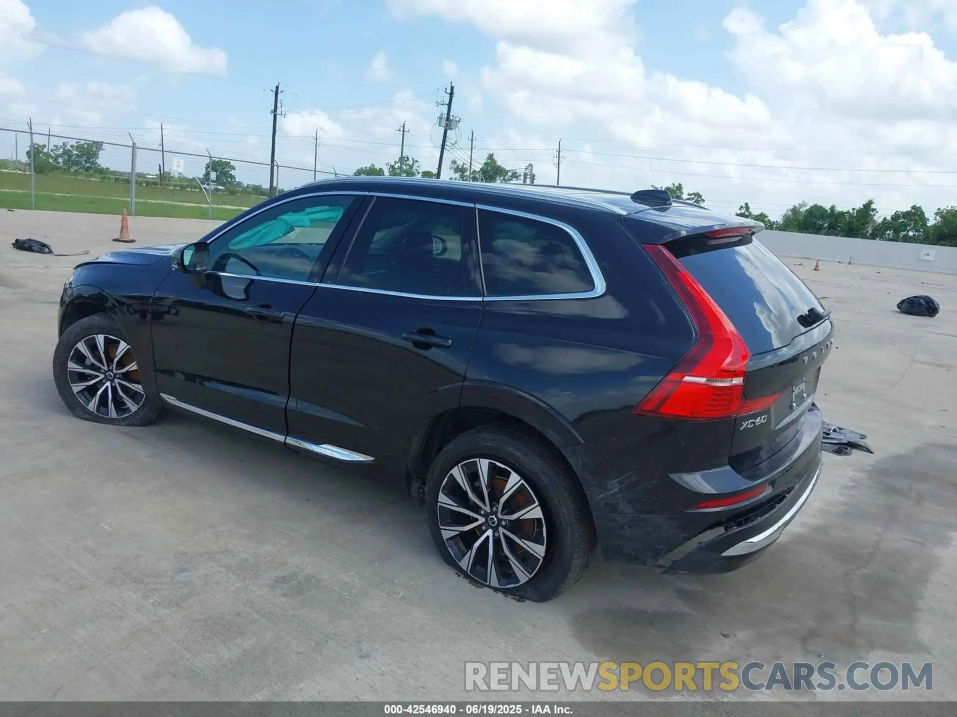 3 Photograph of a damaged car YV4L12RN6P1390933 VOLVO XC60 2023