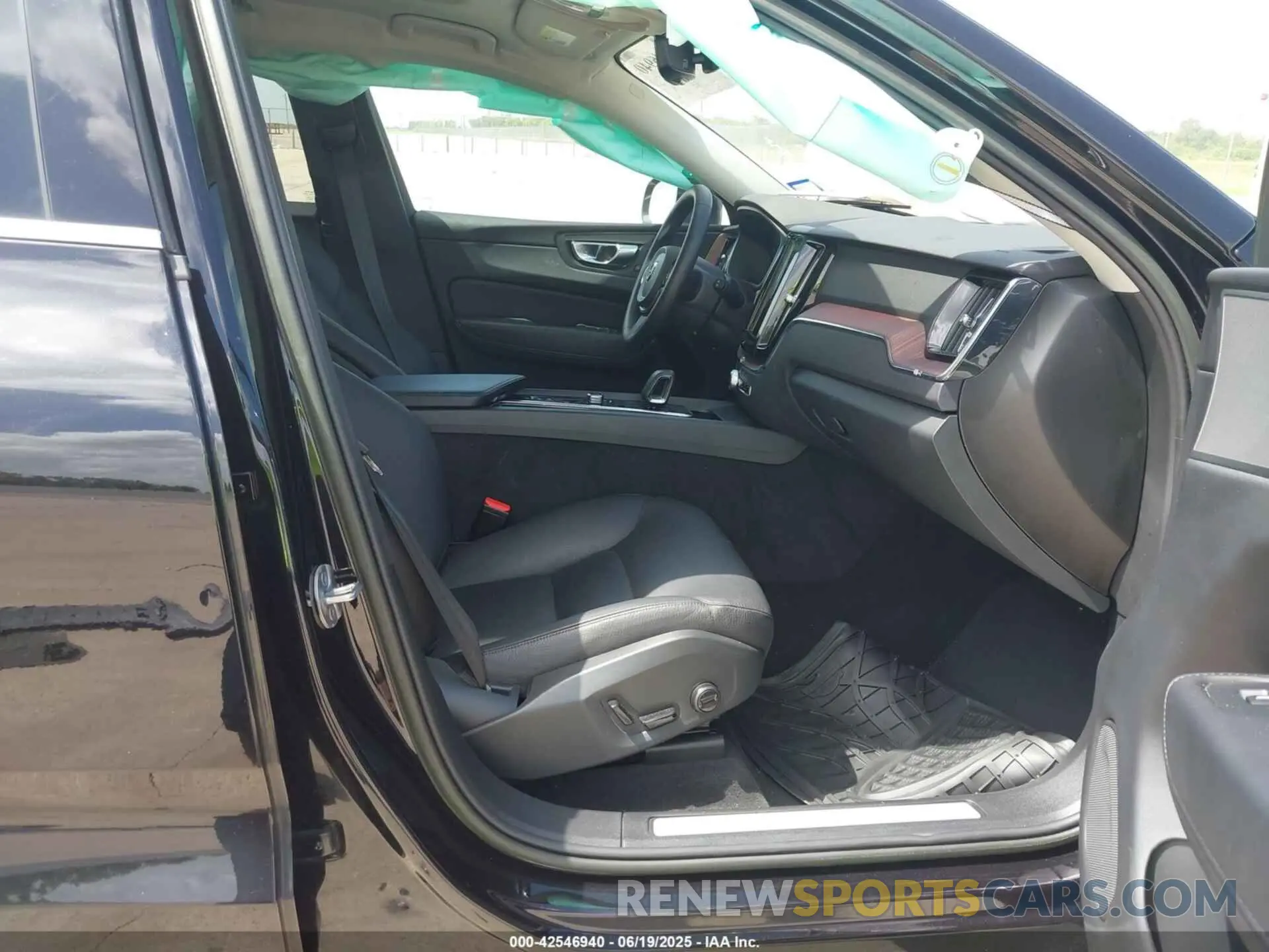 5 Photograph of a damaged car YV4L12RN6P1390933 VOLVO XC60 2023