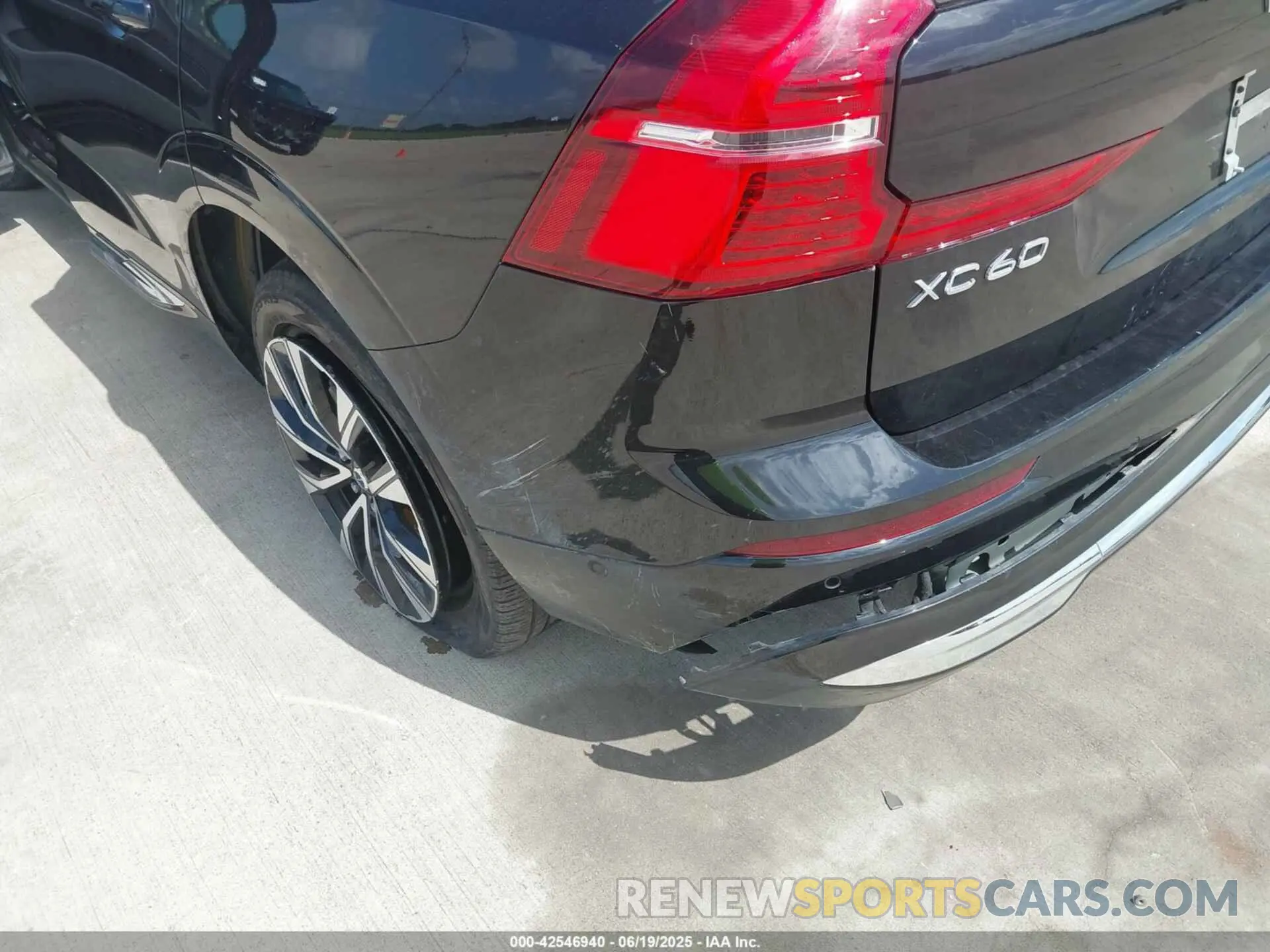 6 Photograph of a damaged car YV4L12RN6P1390933 VOLVO XC60 2023