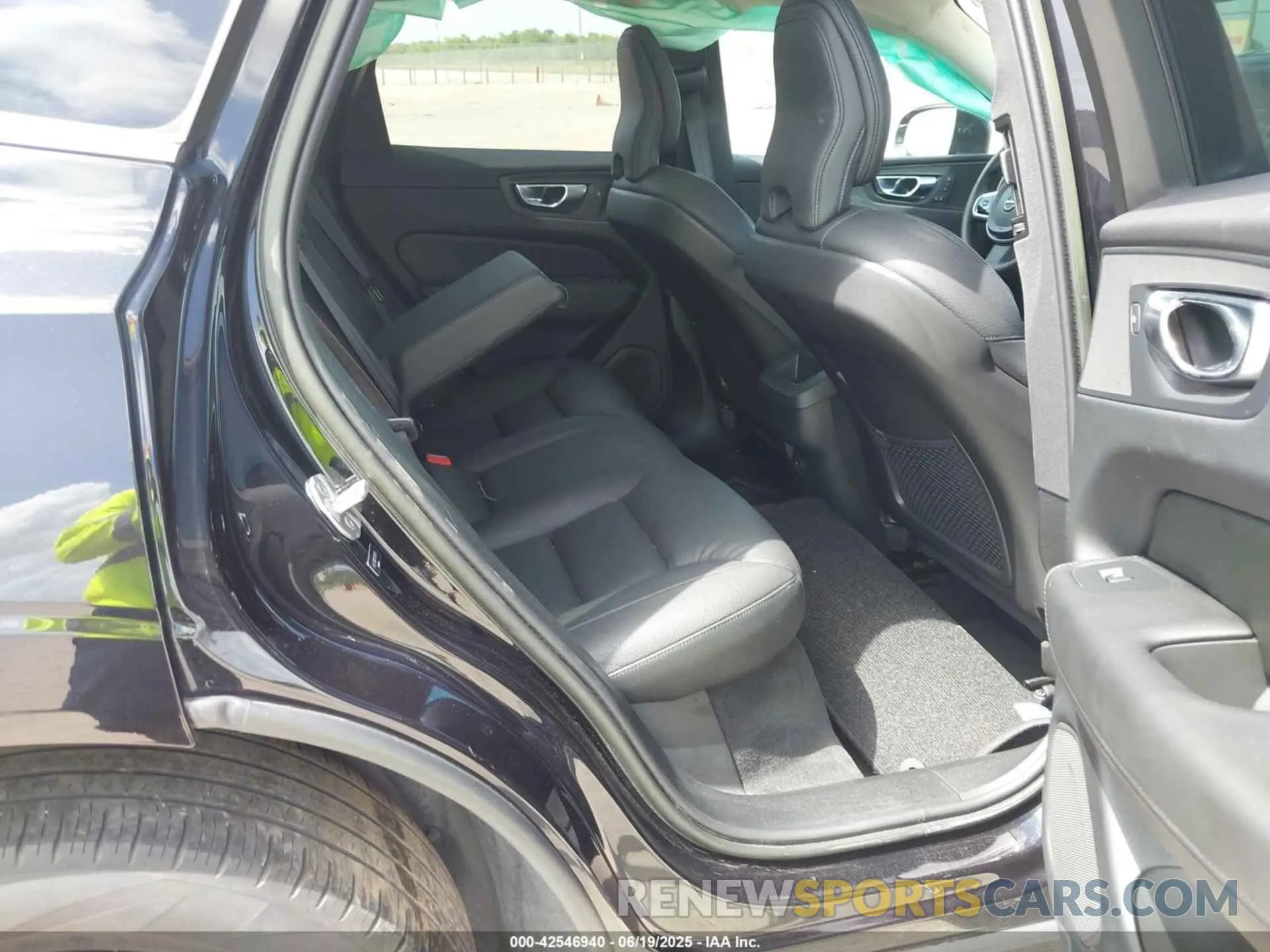 8 Photograph of a damaged car YV4L12RN6P1390933 VOLVO XC60 2023