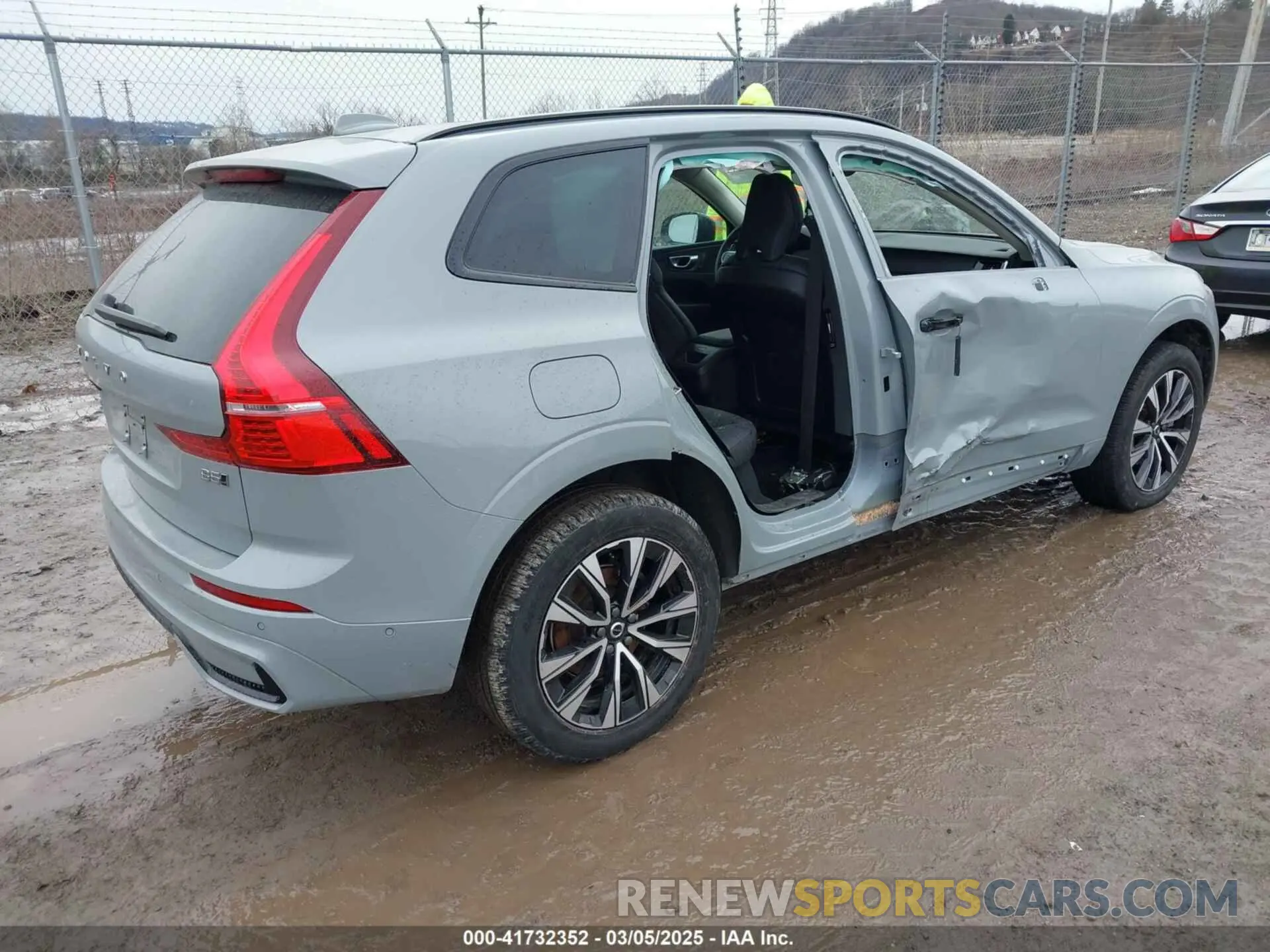 4 Photograph of a damaged car YV4L12RL3R1757157 VOLVO XC60 2024