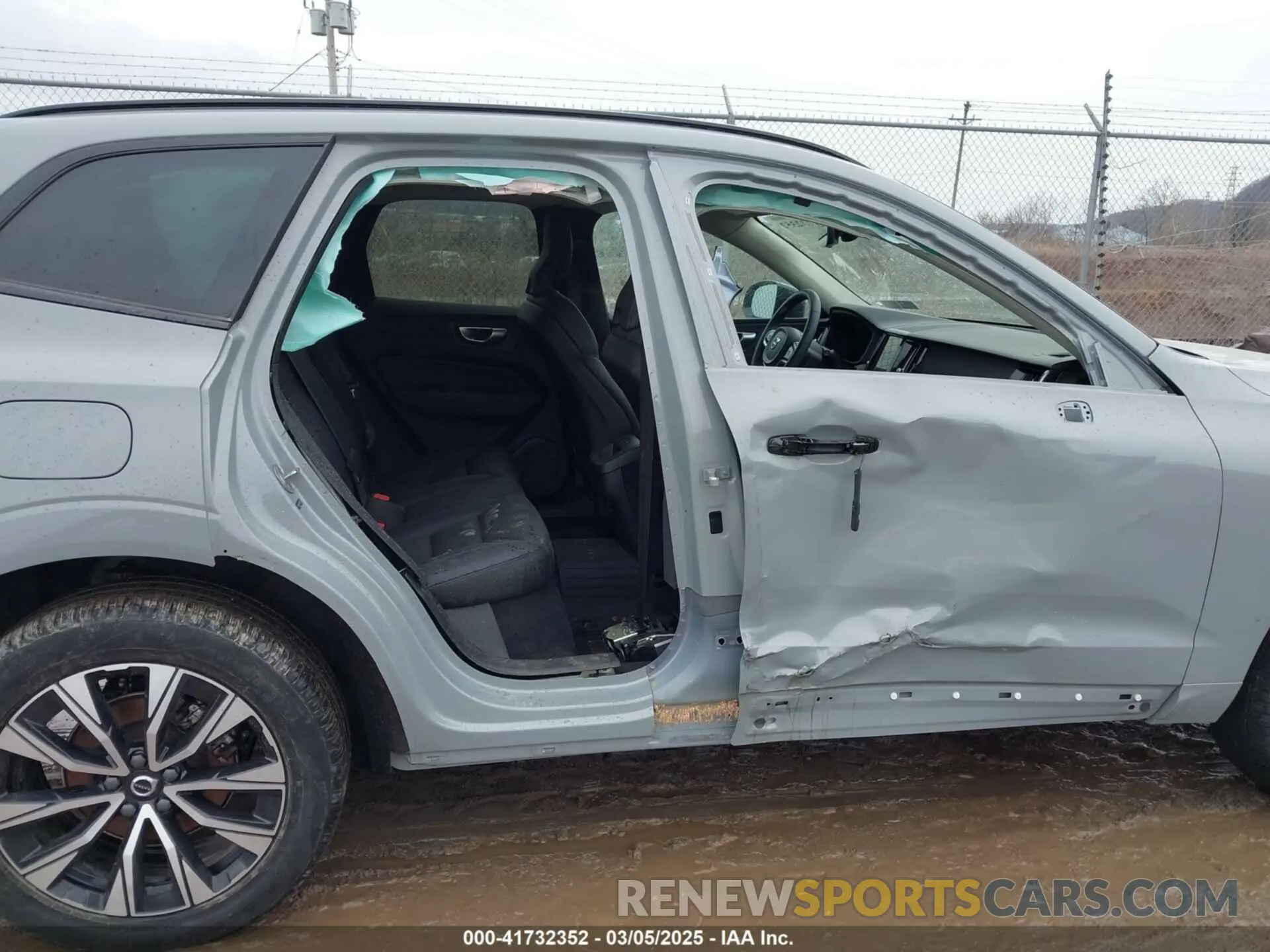 6 Photograph of a damaged car YV4L12RL3R1757157 VOLVO XC60 2024